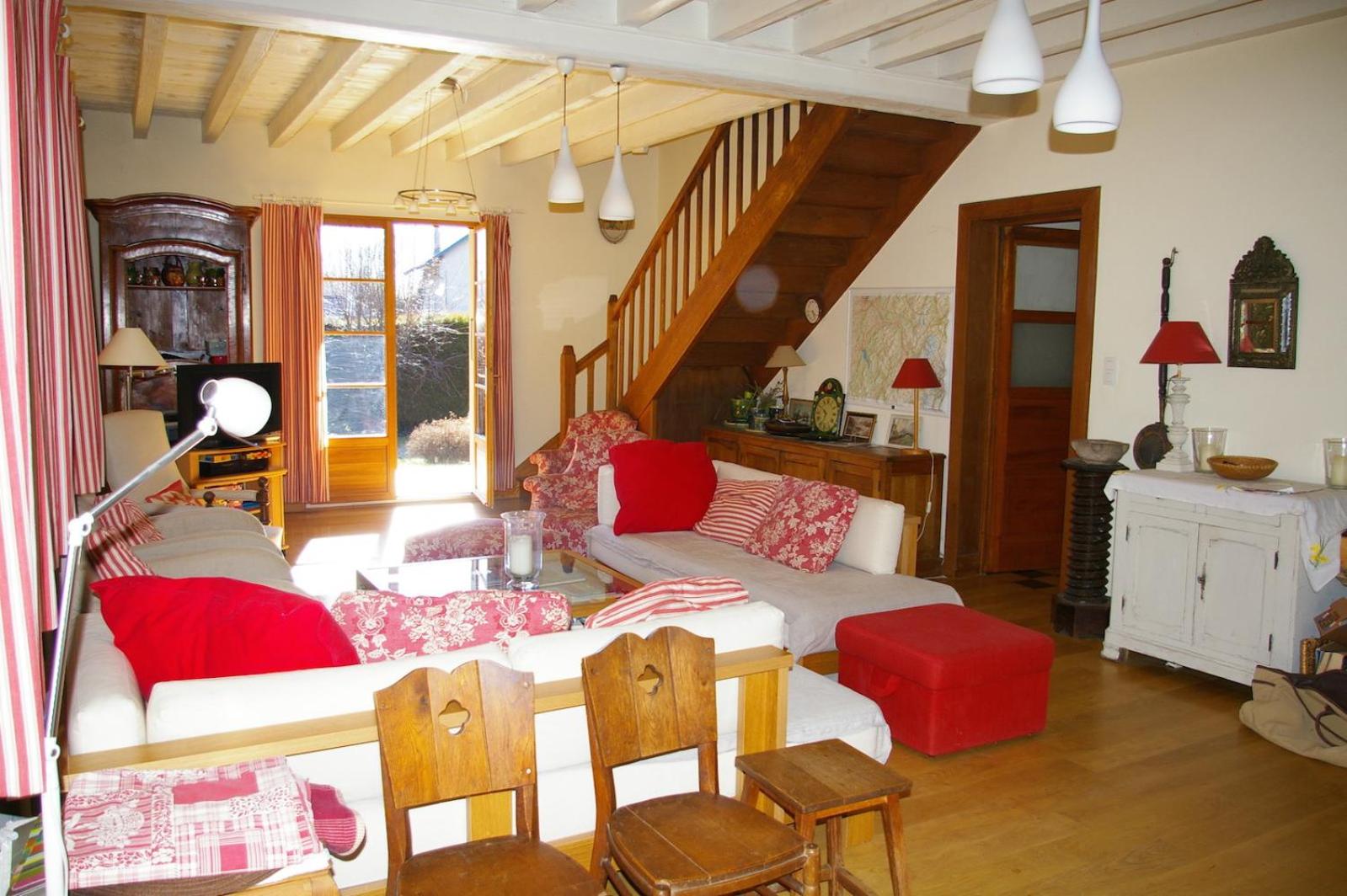 Six-Bedroom House photo 3