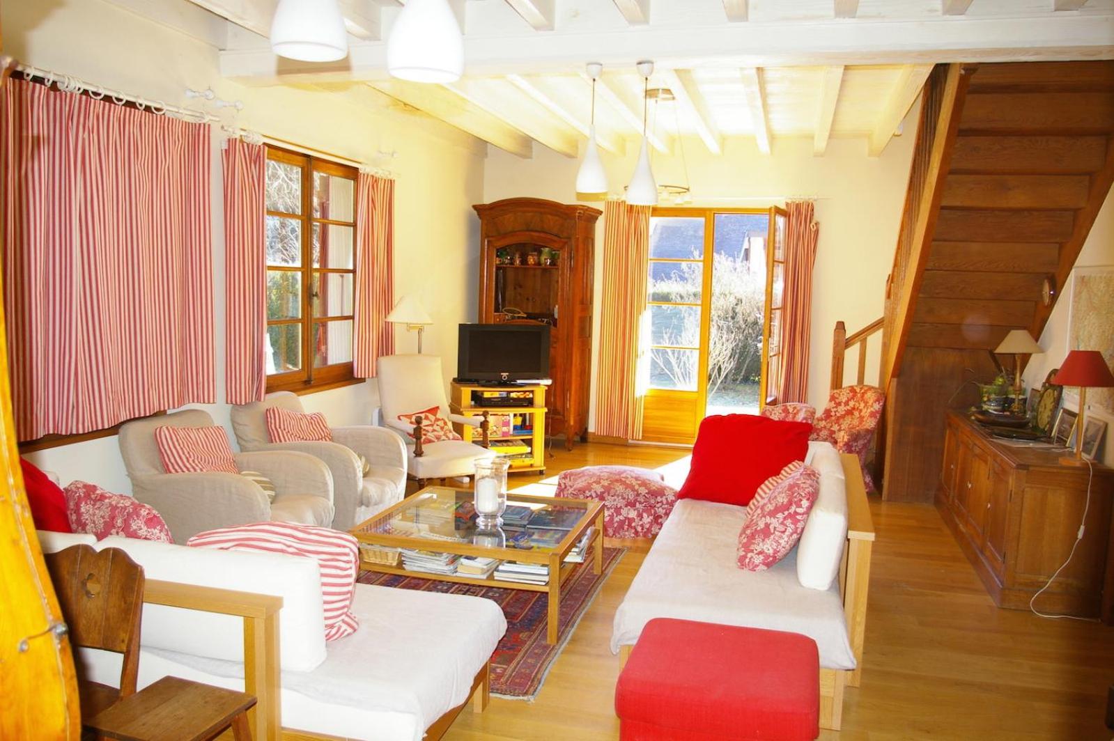 Six-Bedroom House photo 1