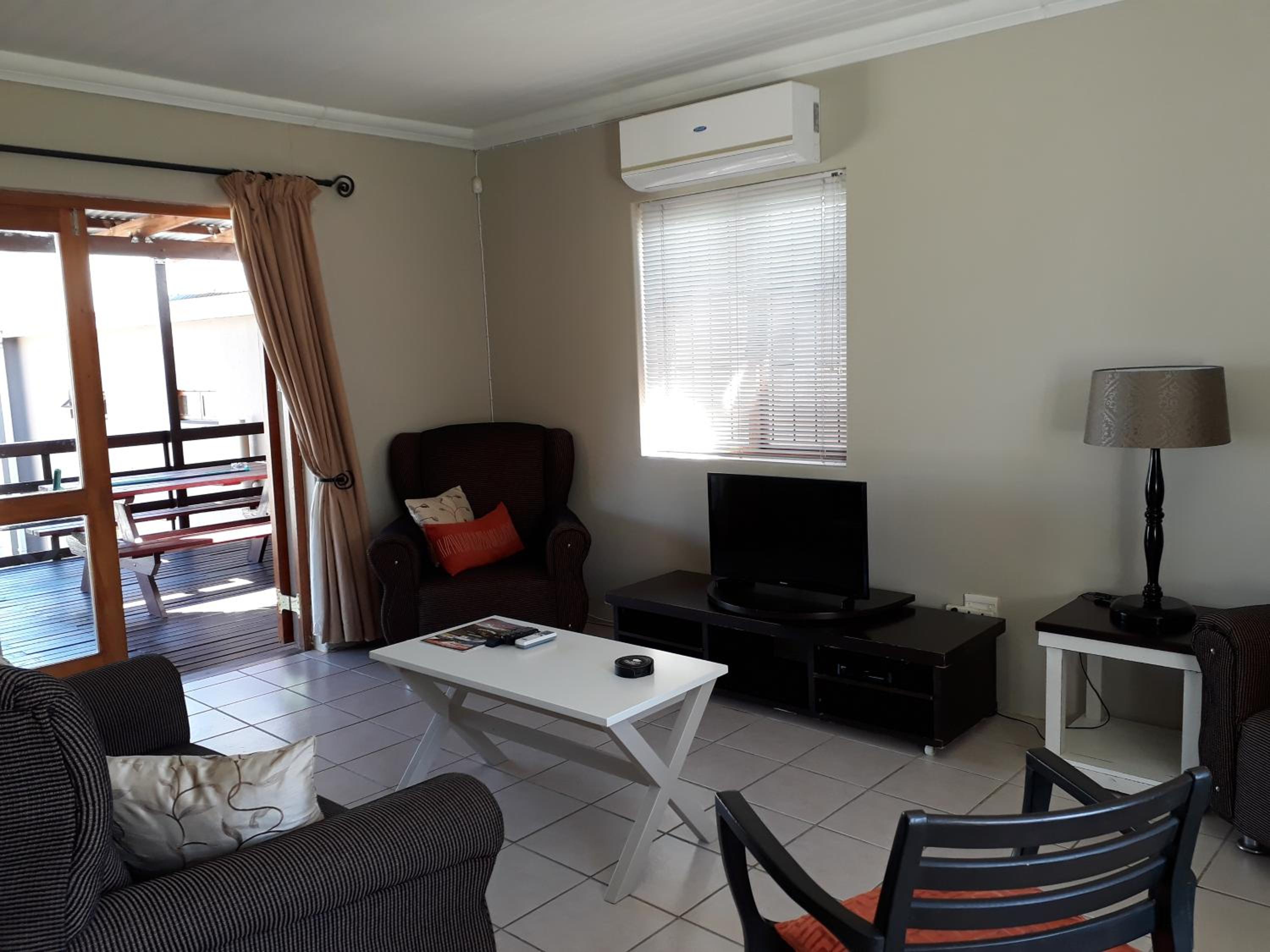 Apartment with Balcony - Photo 5