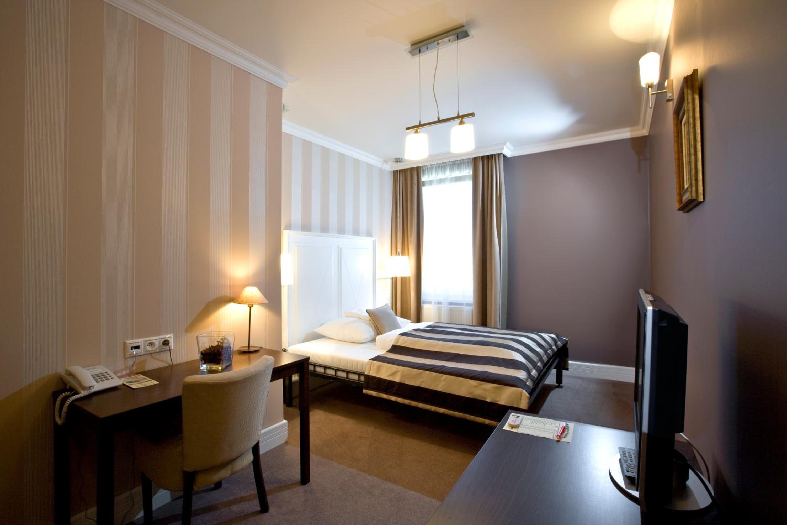 Large Double Room - Photo 3