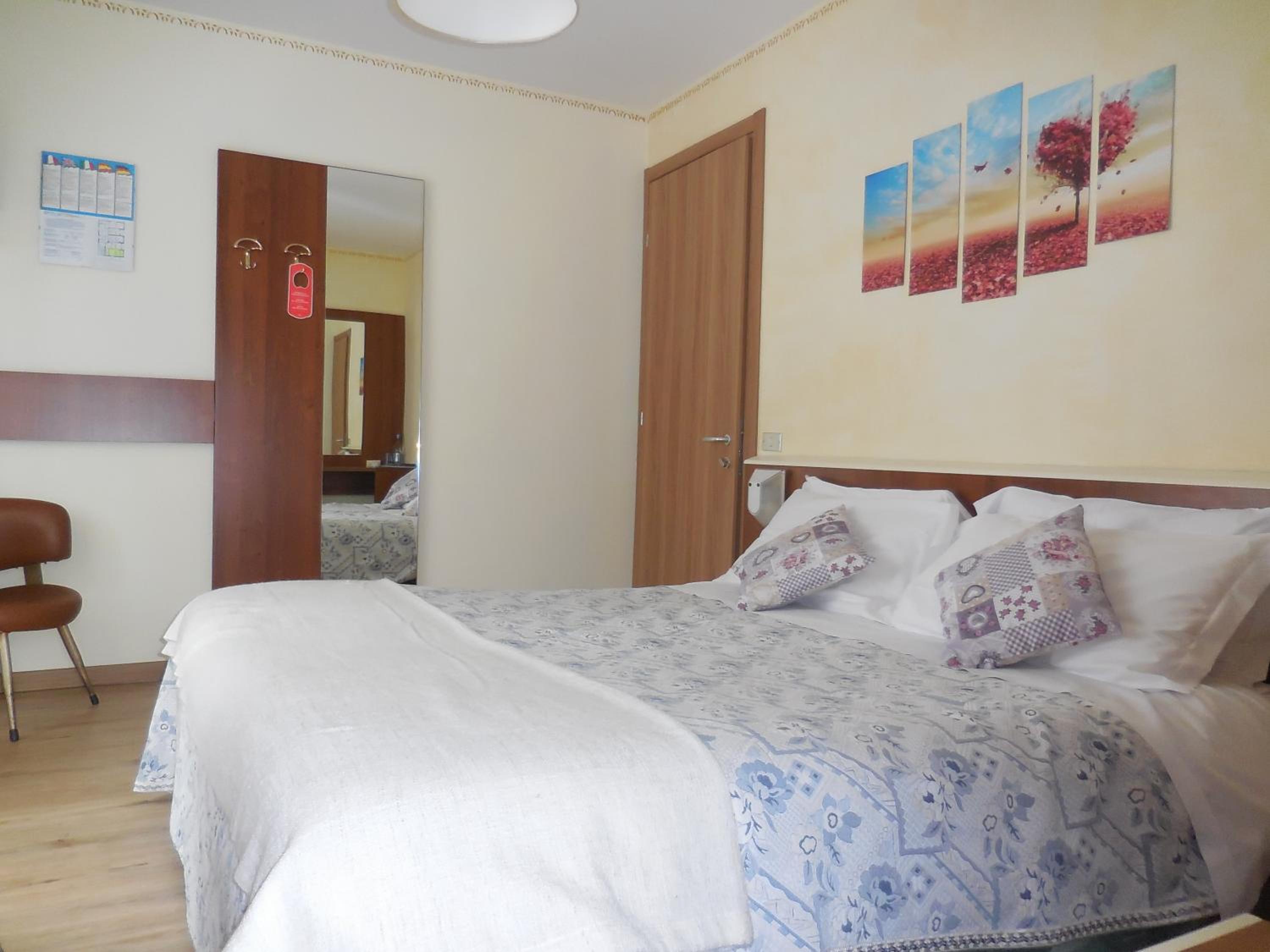 Double or Twin Room with Bathroom - Photo 1