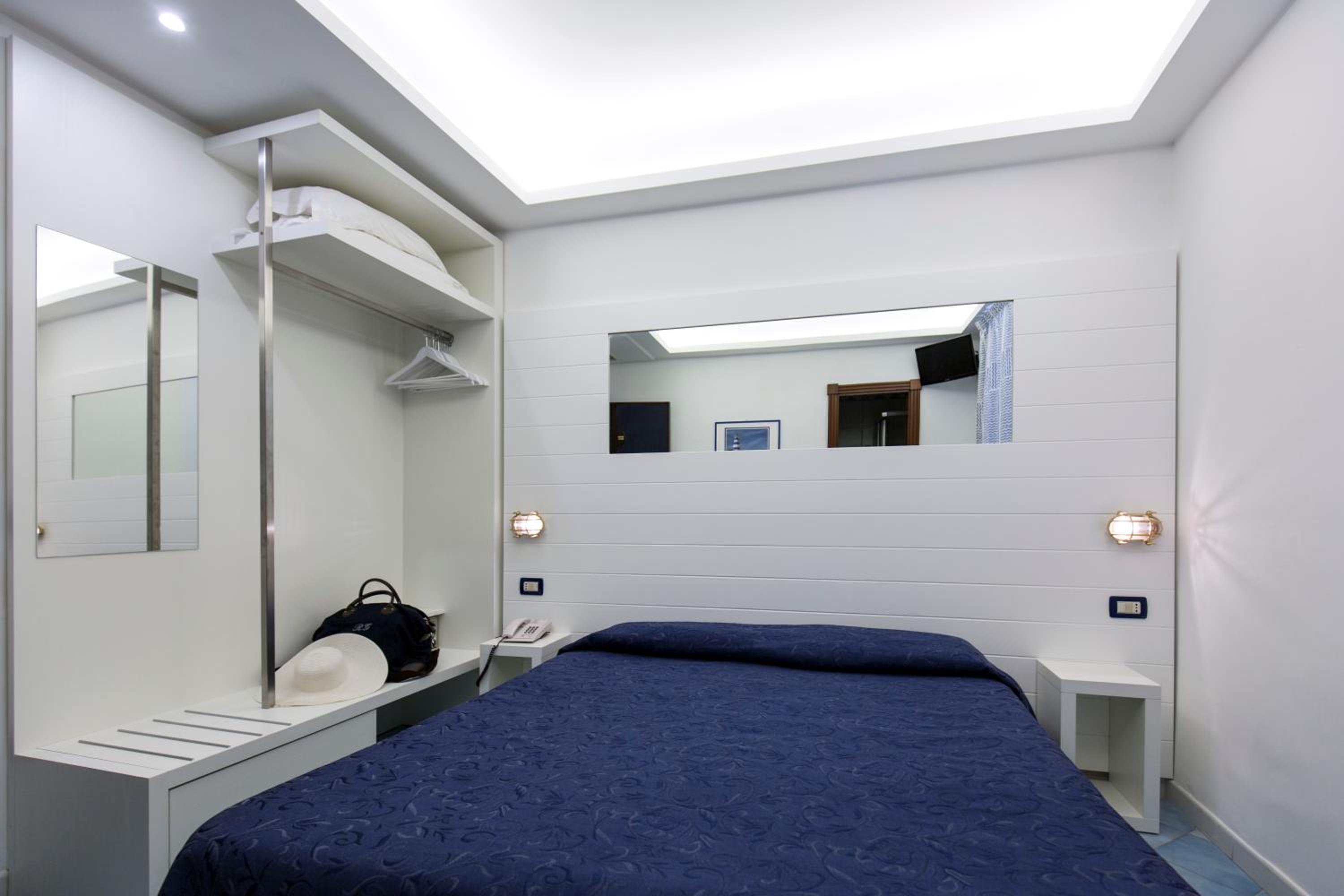 Standard Double or Twin Room - Photo 5