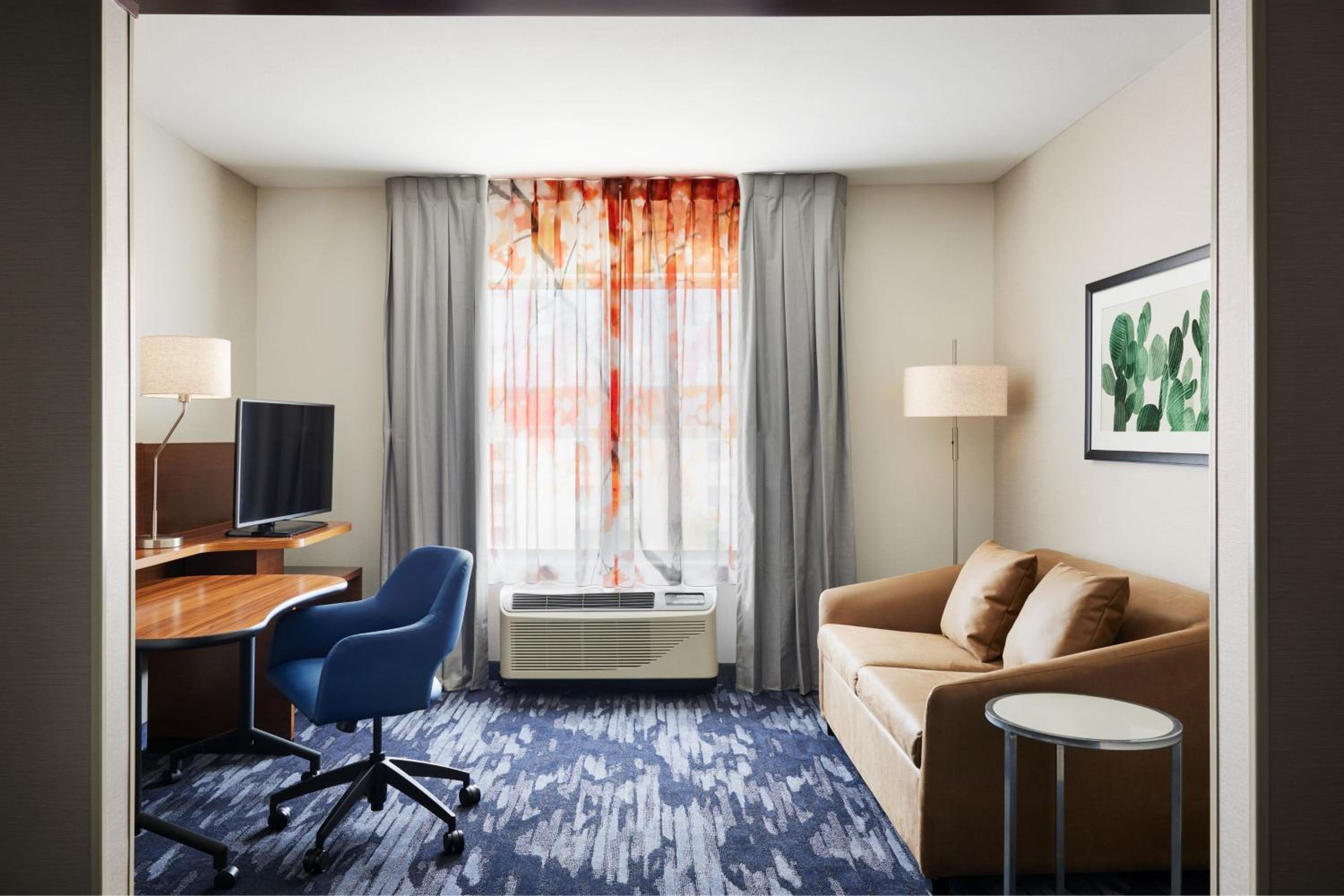 Queen Suite with Two Queen Beds, Bathtub and Sofa Bed - Mobility Access