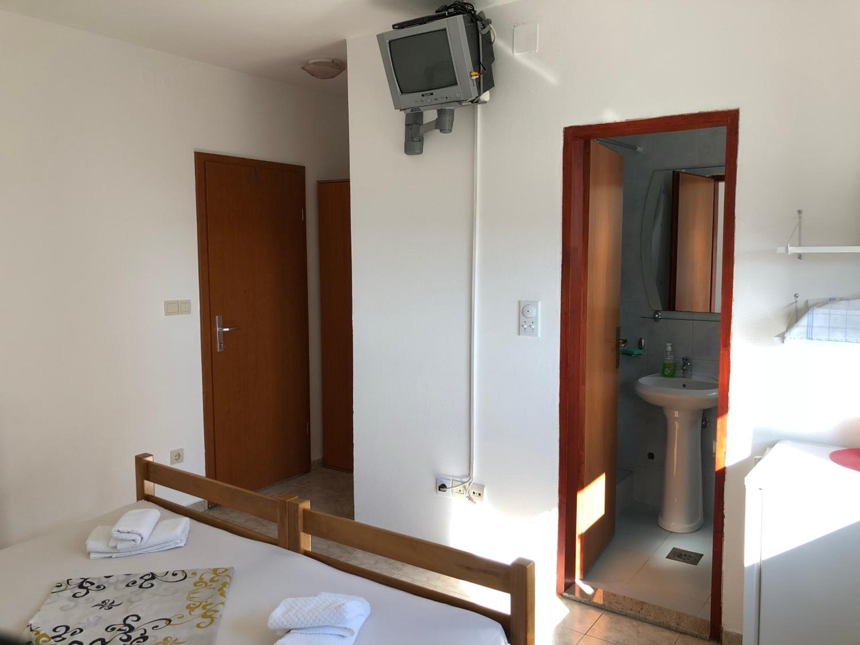 Double or Twin Room with Sea View - Photo 5