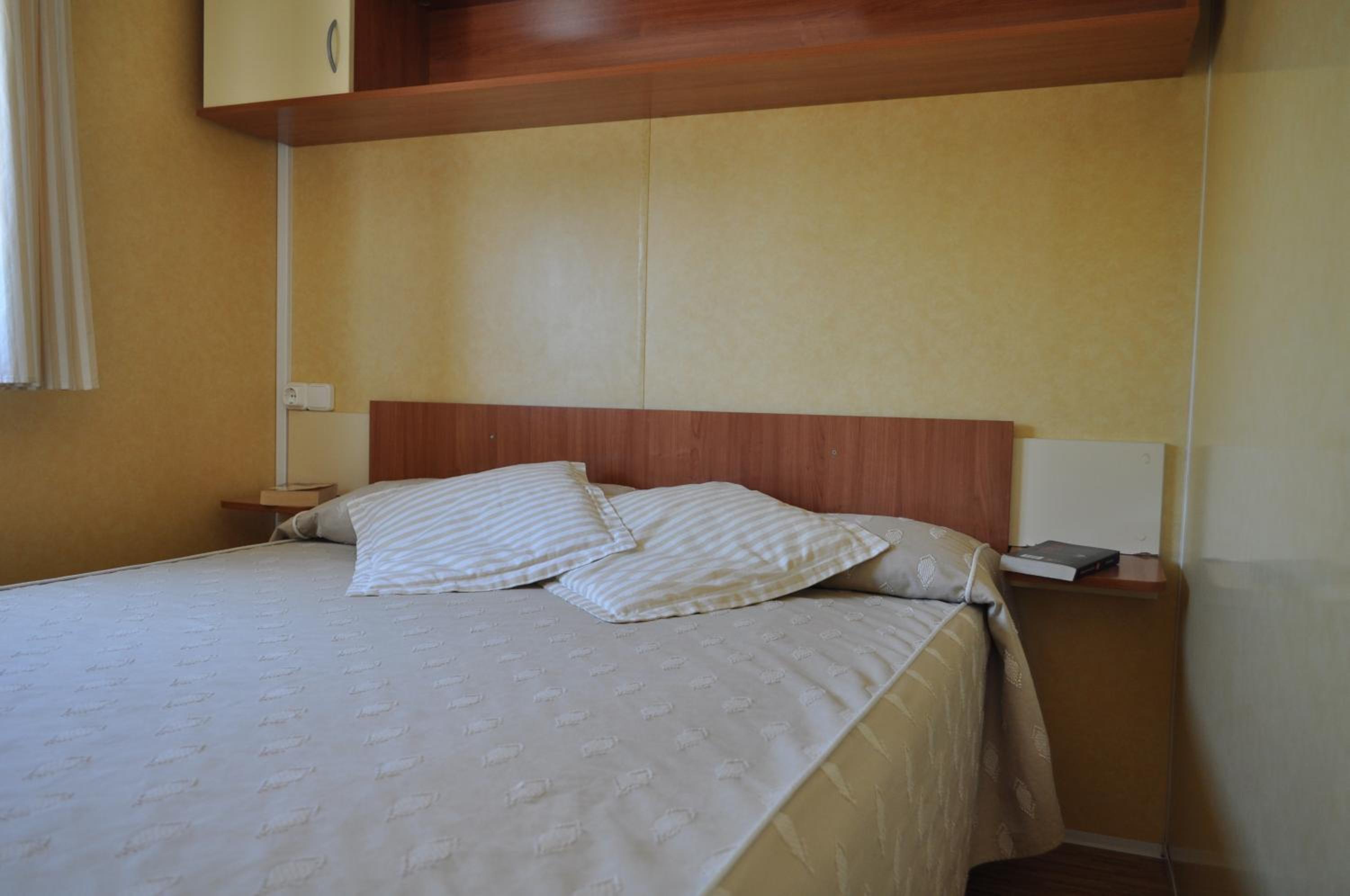 Three-Bedroom Mobile Home (6 Adults) photo 3