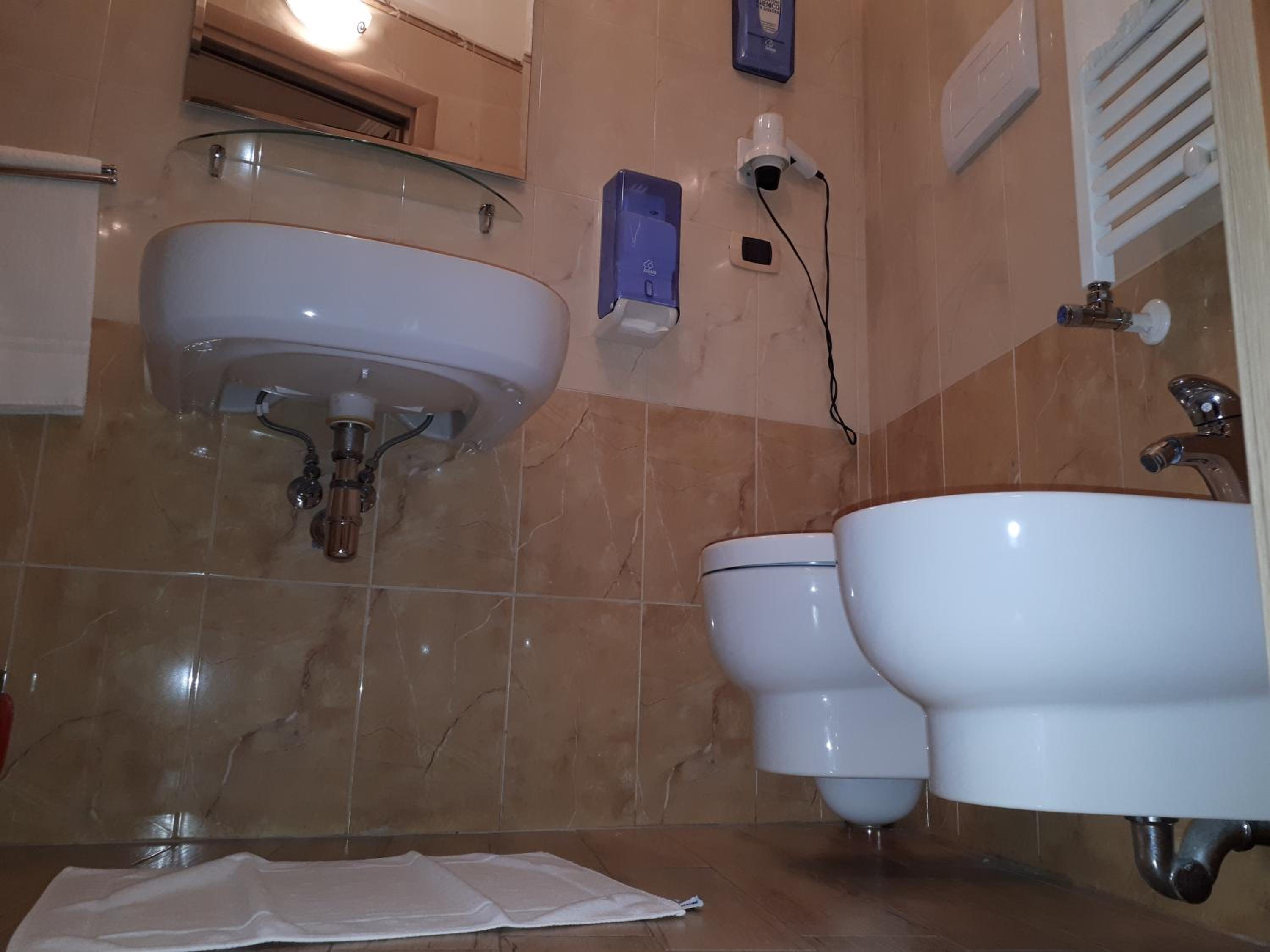 Twin Room with Private Bathroom - Photo 7