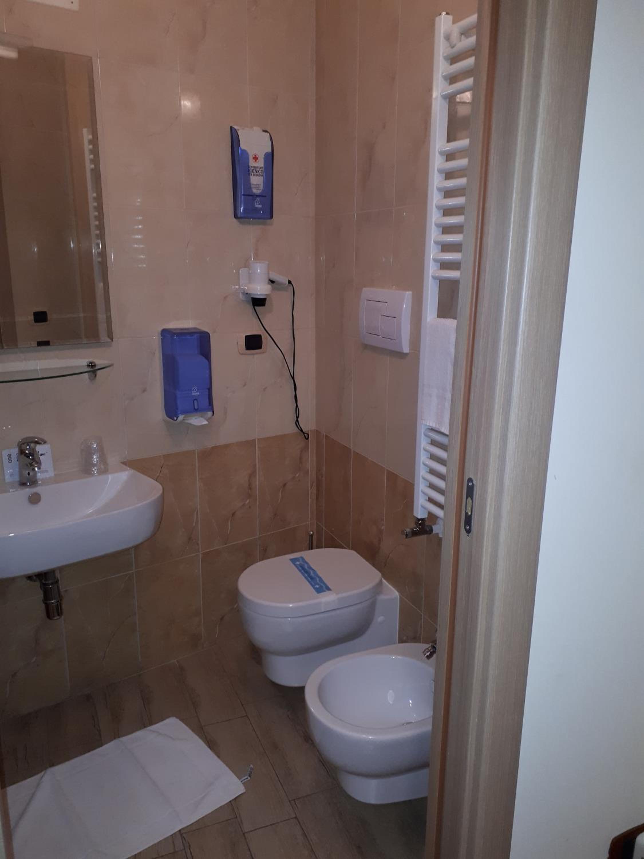 Twin Room with Private Bathroom - Photo 3