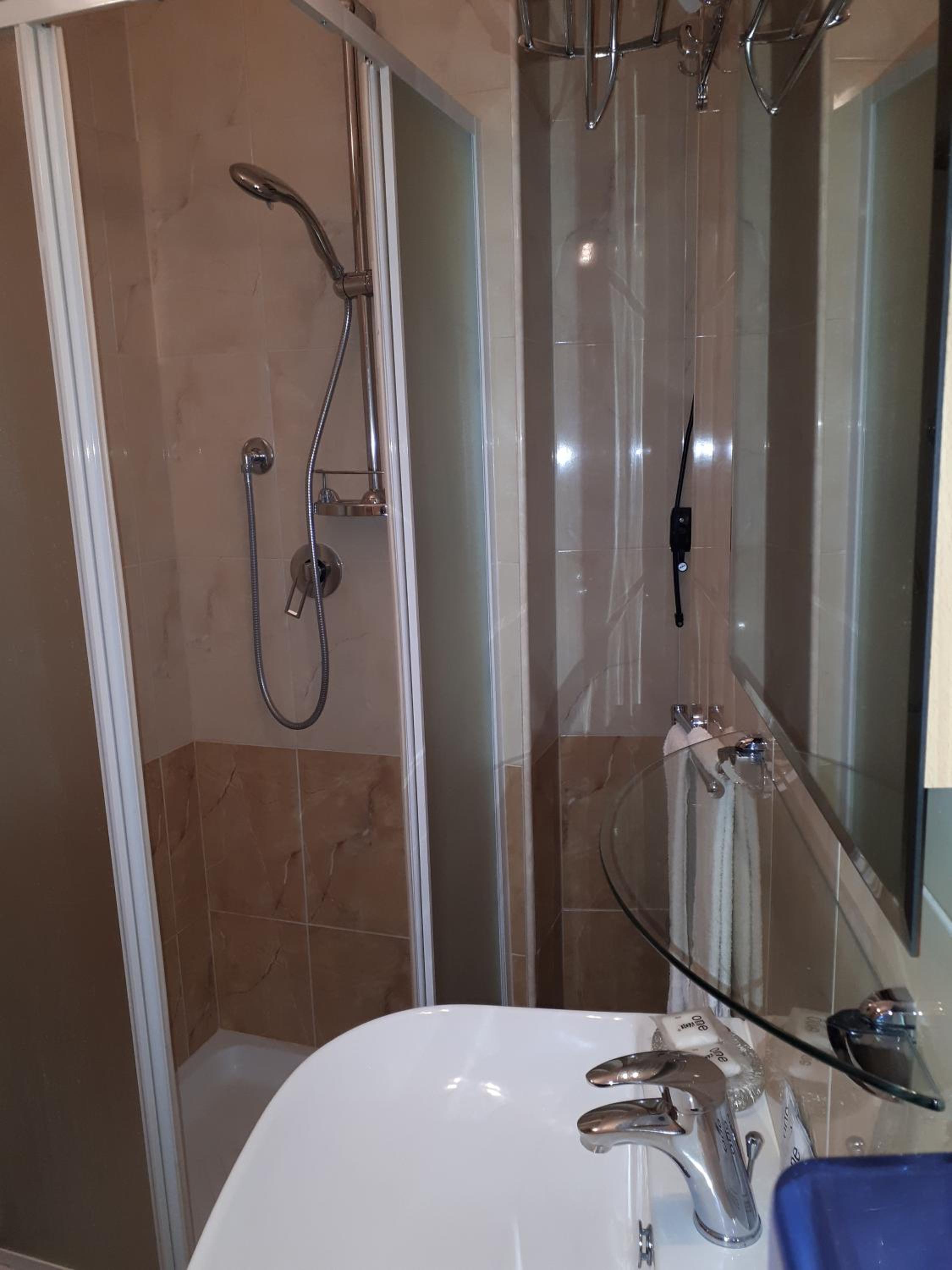 Twin Room with Private Bathroom - Photo 11