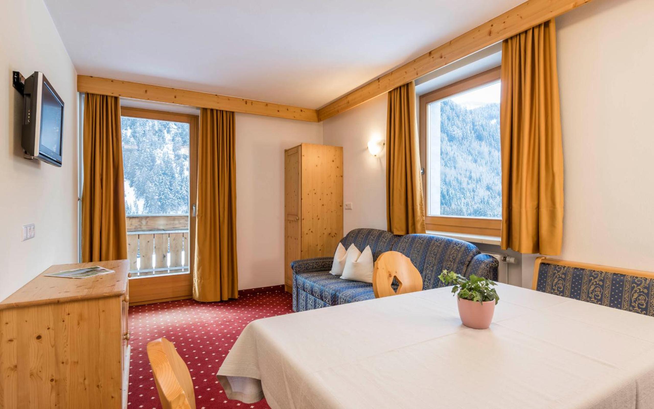 Suite with Balcony - Photo 6