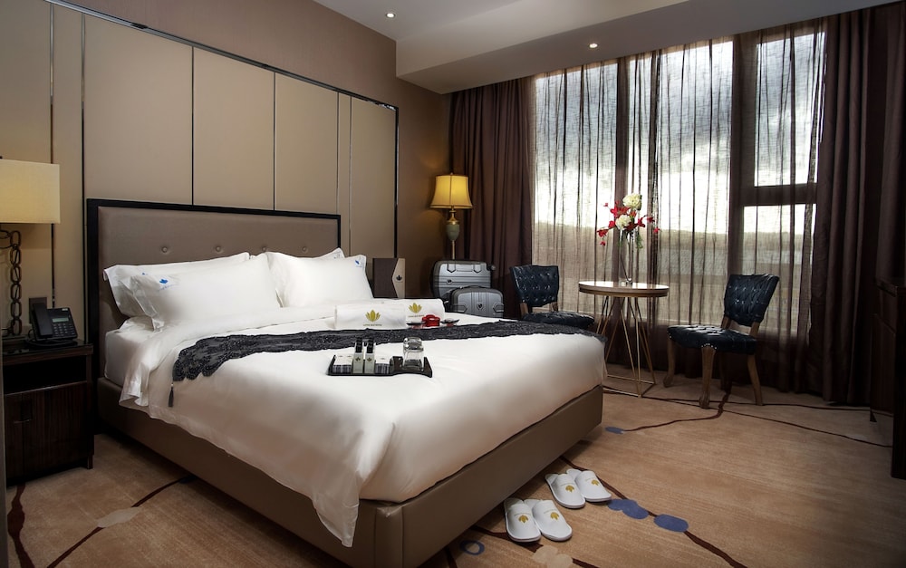 Deluxe Queen Room - Photo 2