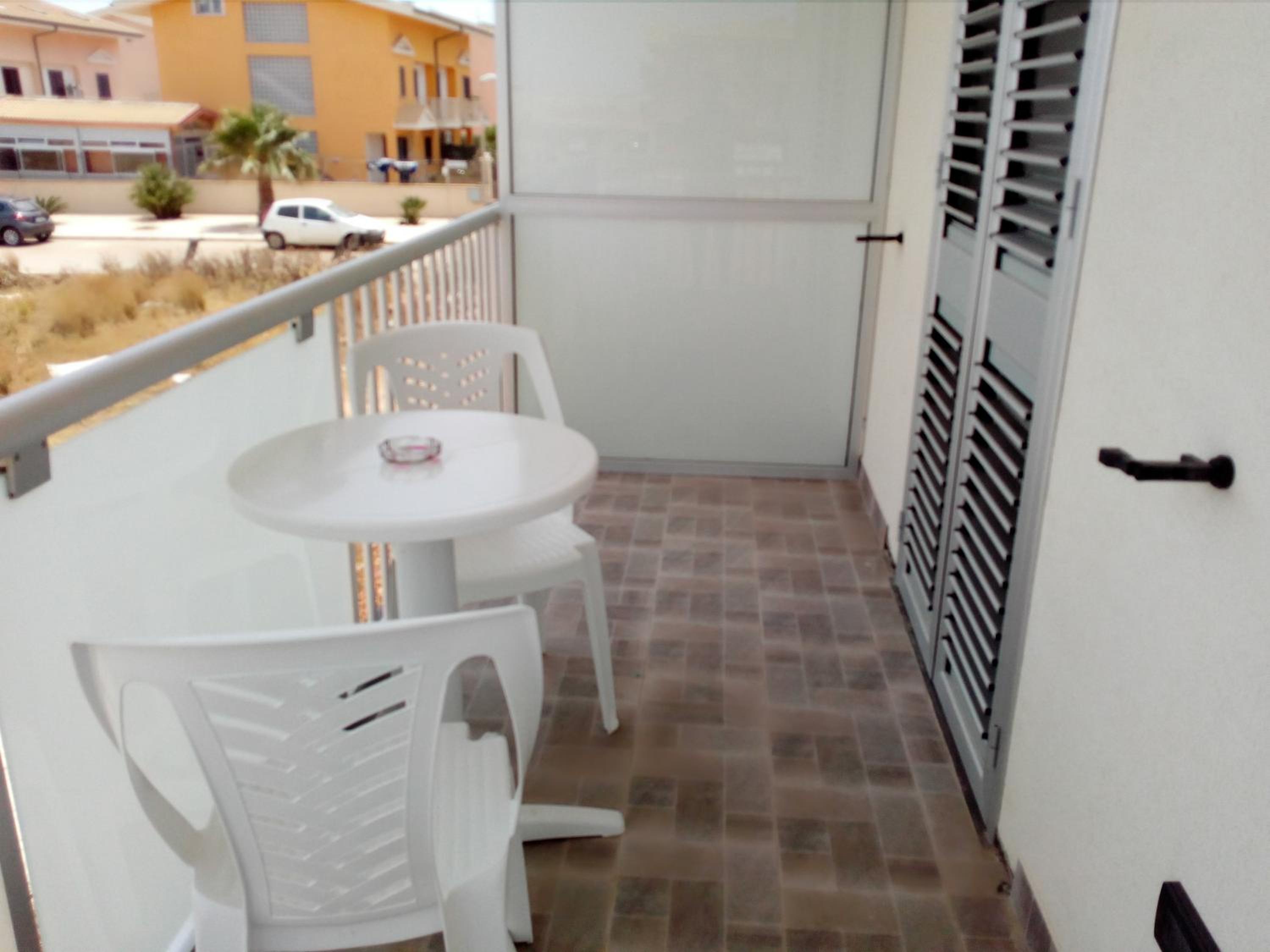 Family Room with Private Bathroom - Photo 4