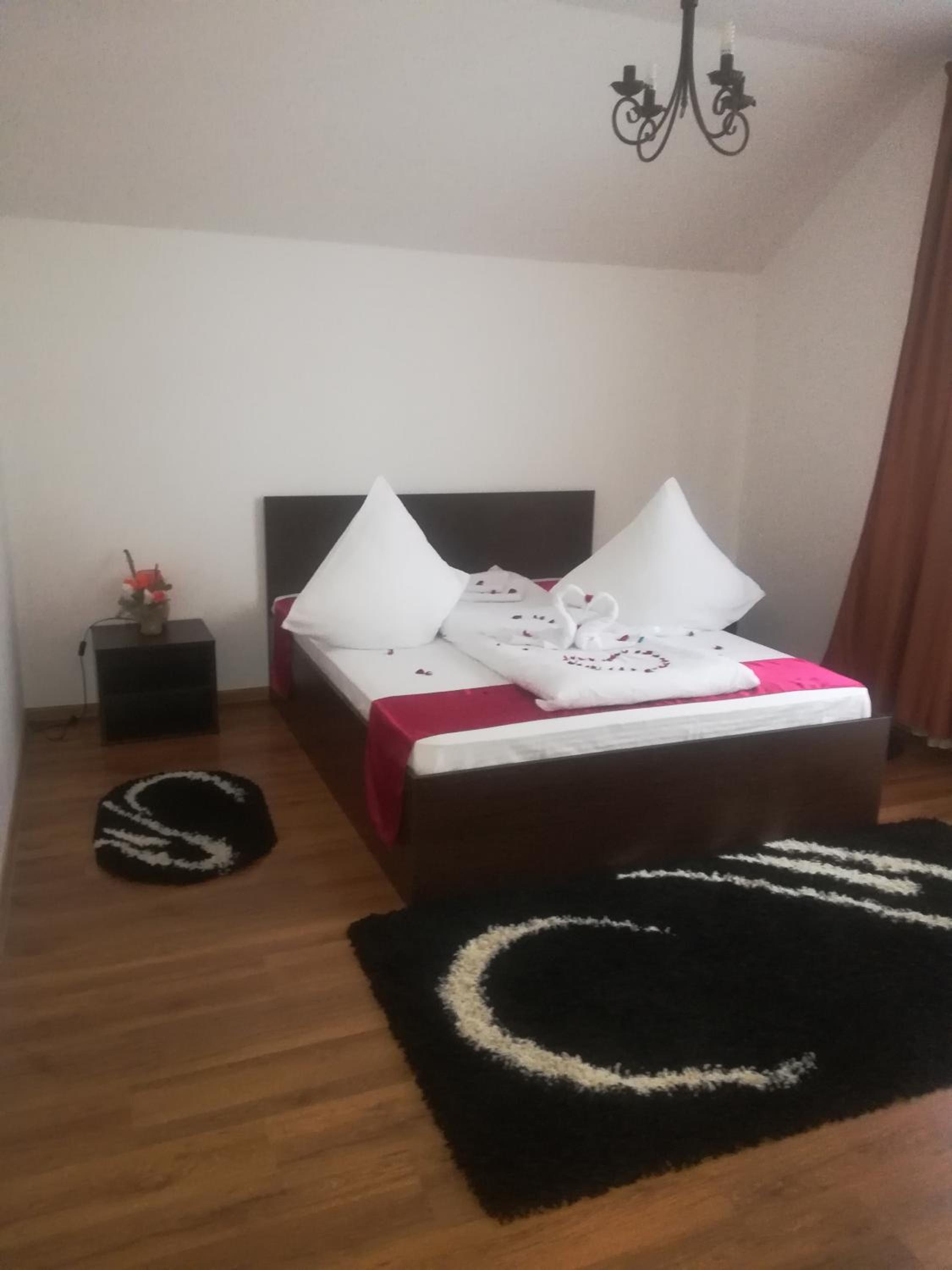 Deluxe Double Room with Shower - Photo 9