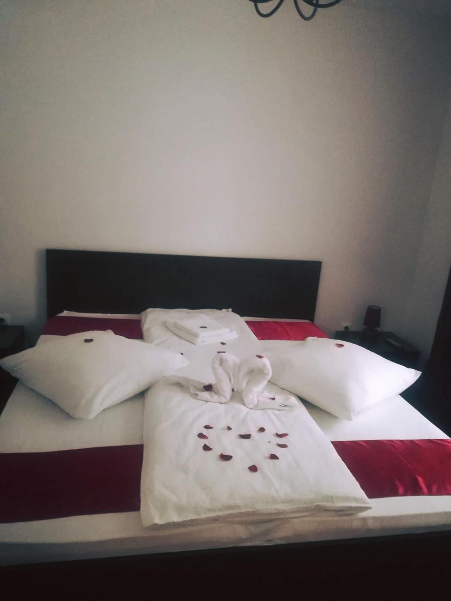 Deluxe Double Room with Shower - Photo 10