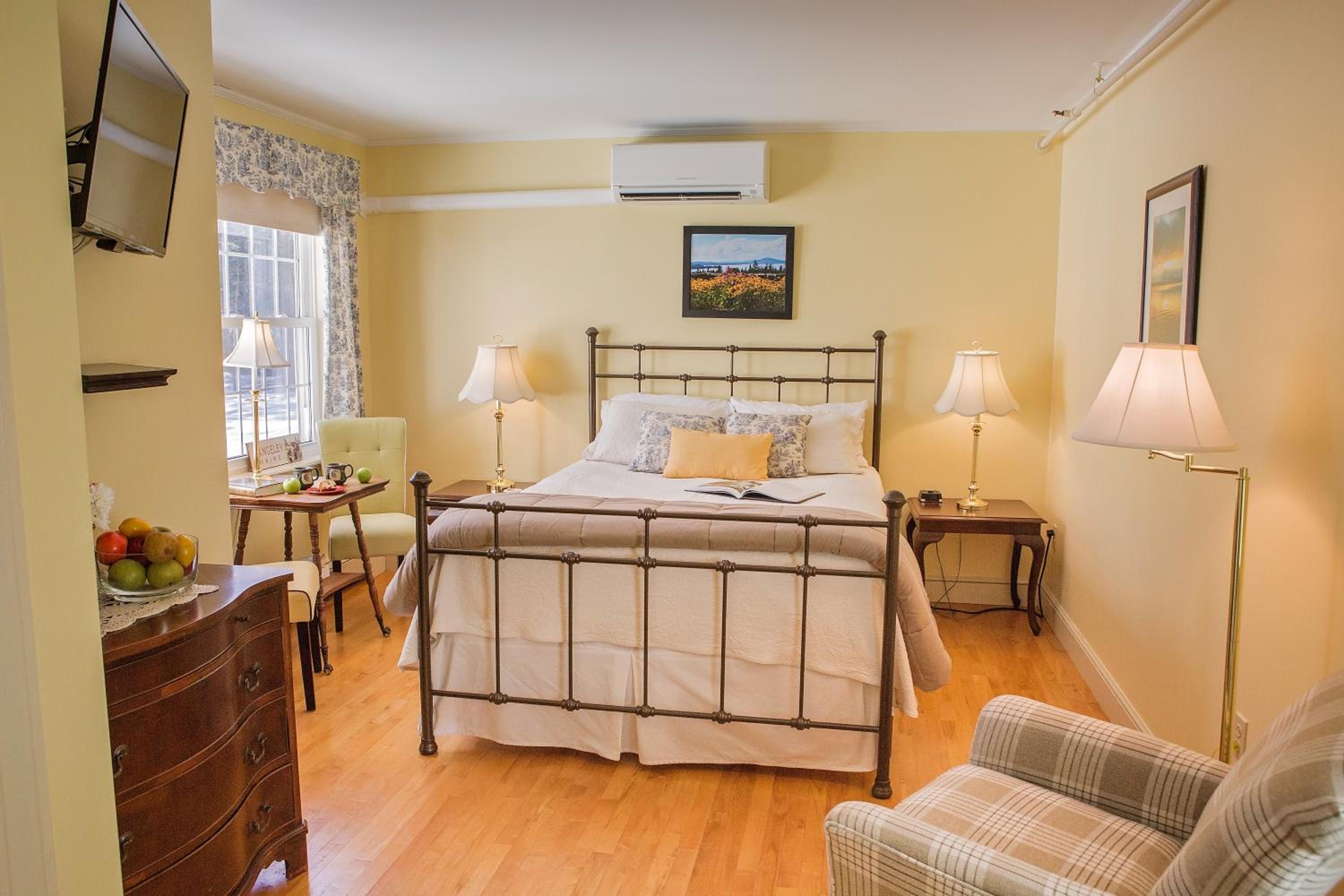 Queen Room - Rangeley Lake photo 2