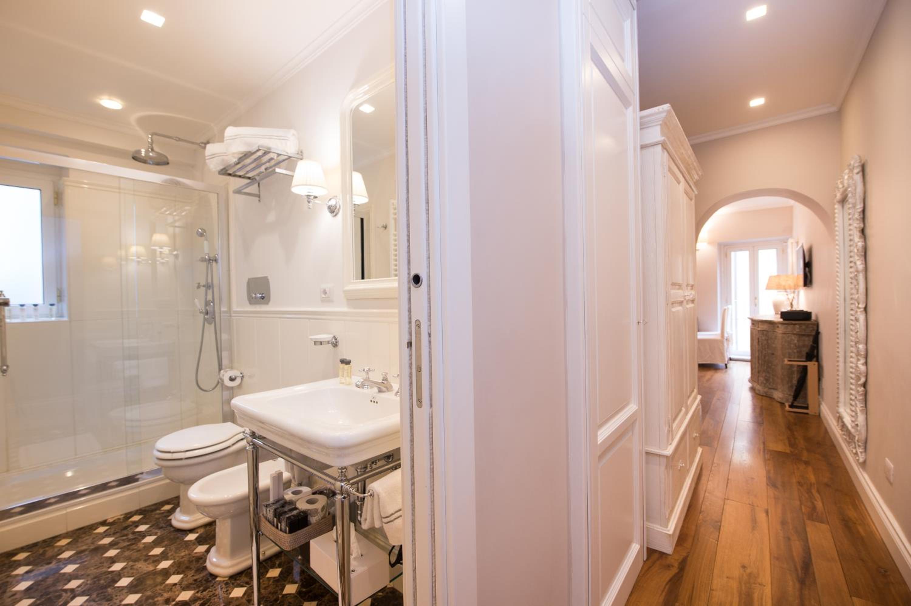 Luxury One-Bedroom Apartment photo 2