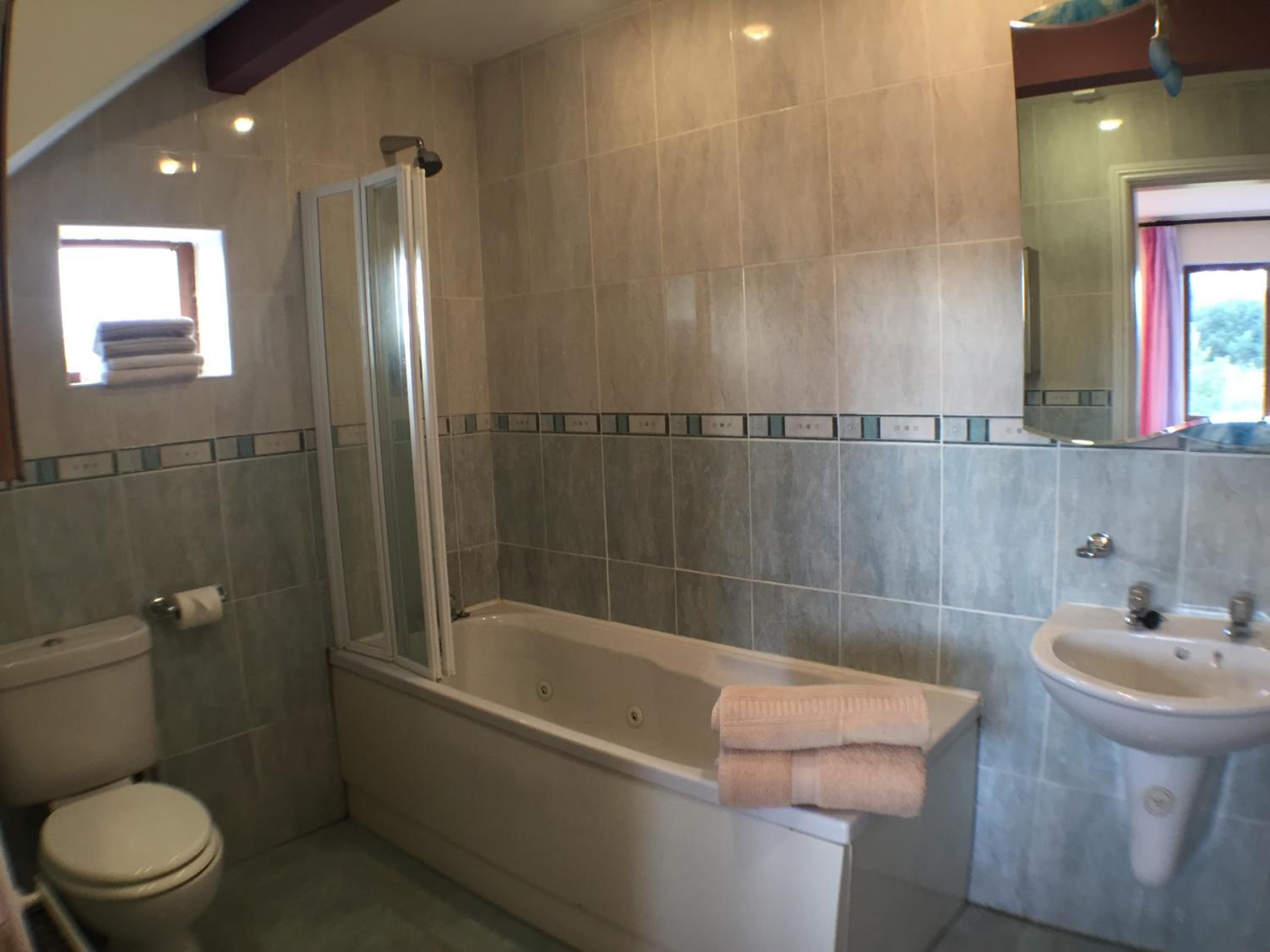 Double Room with Private Bathroom - Photo 9
