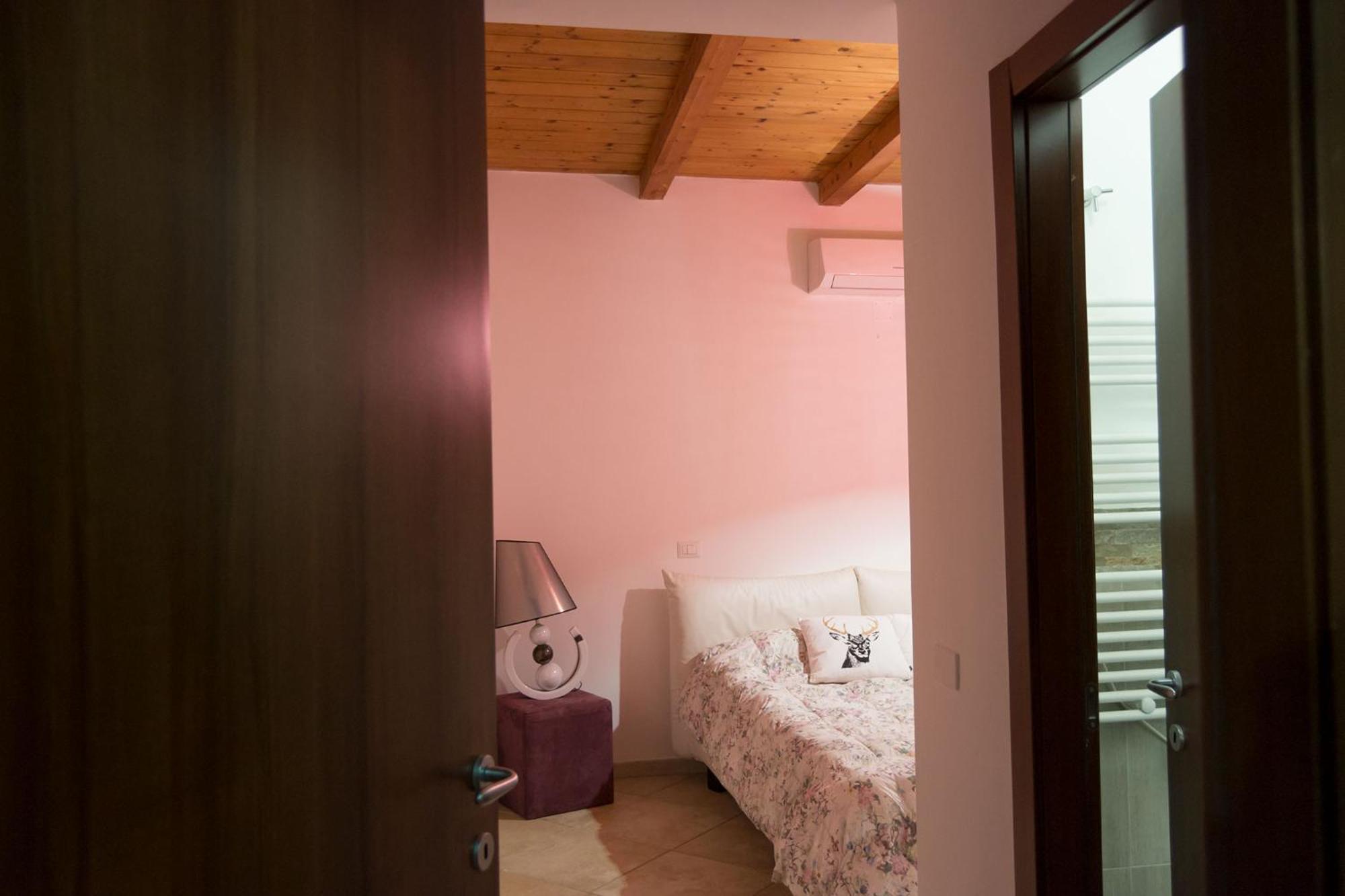Deluxe Room (2 Adults + 1 Child) - Photo 12