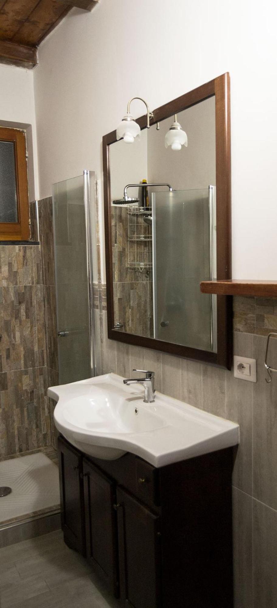 Deluxe Room (2 Adults + 1 Child) - Photo 19