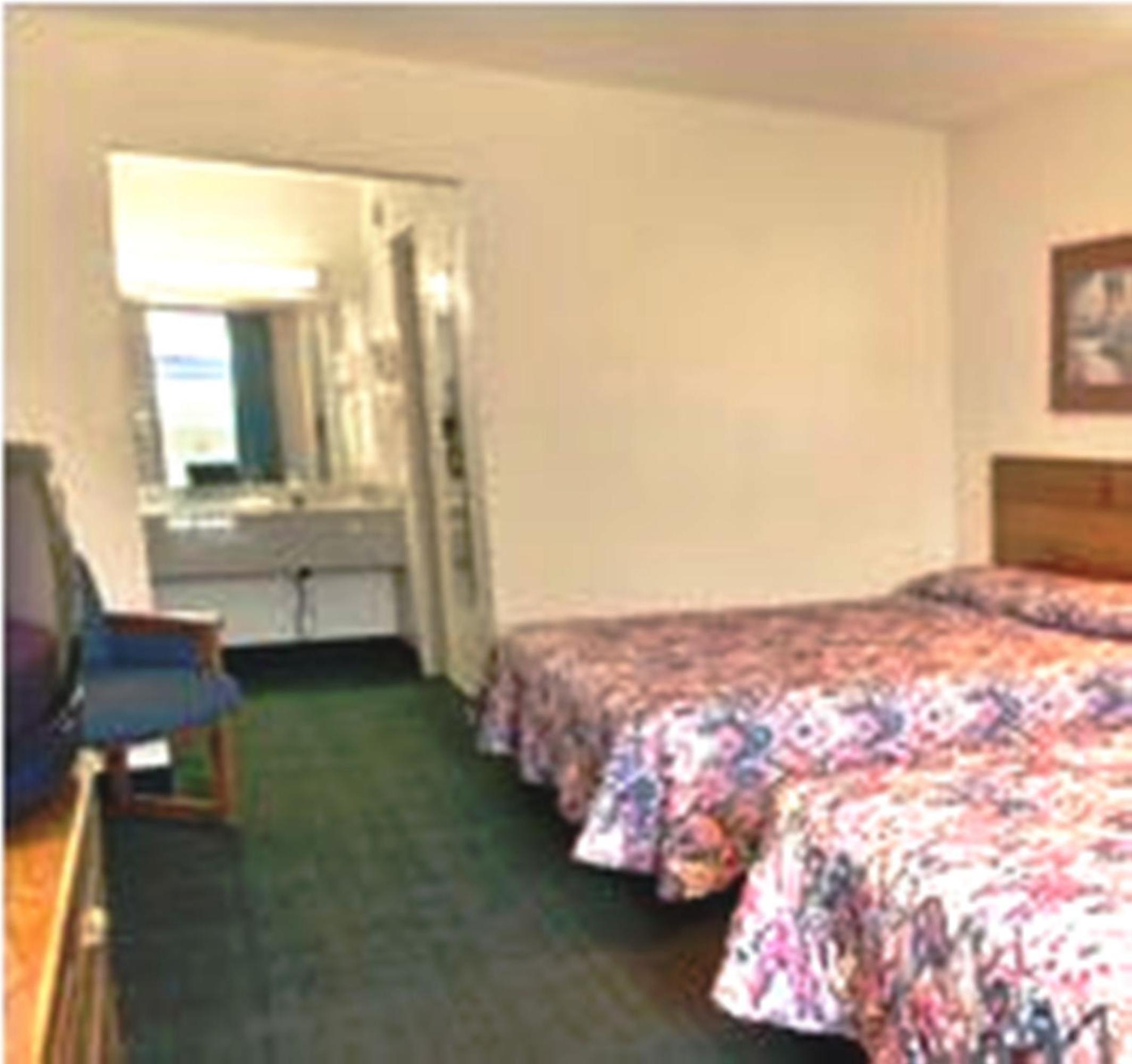 Queen Room with Two Queen Beds - Non-Smoking photo 1