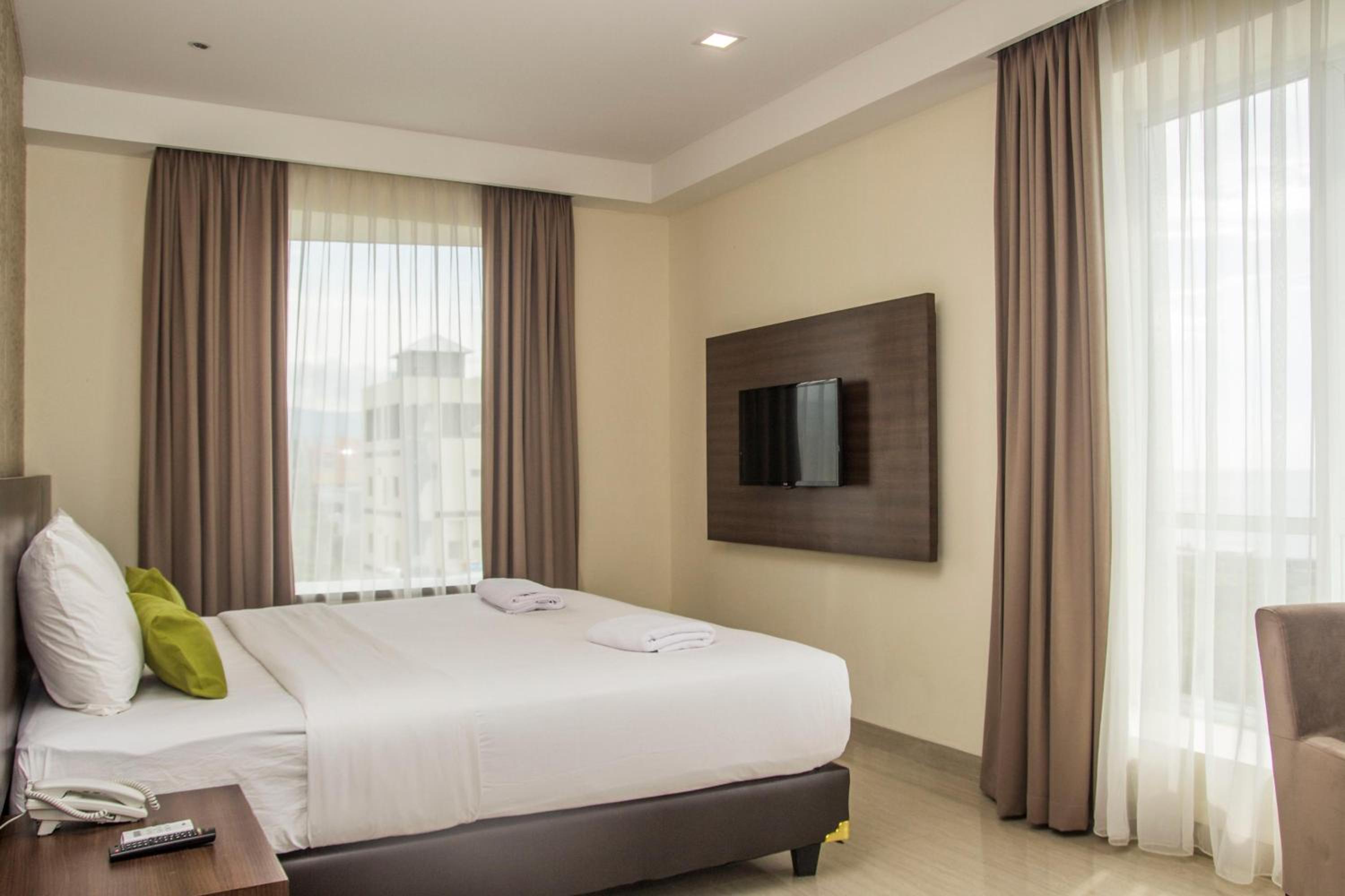 Deluxe Double Room with City View photo 3