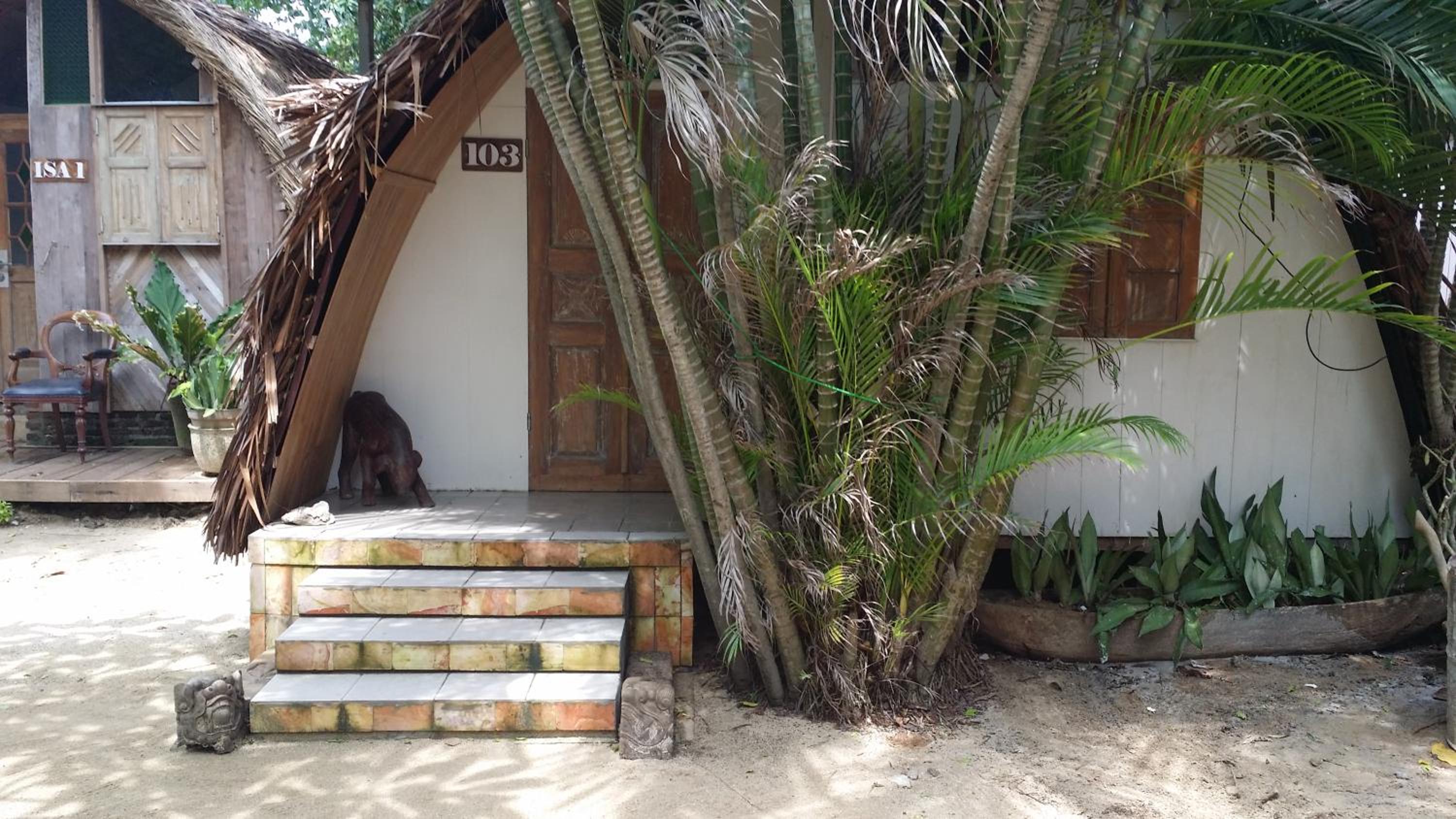 Bungalow with Sea View - Photo 2