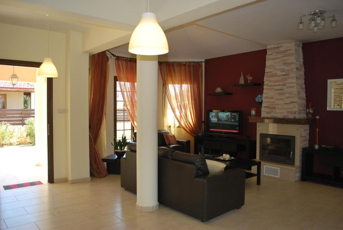 Villa photo 2