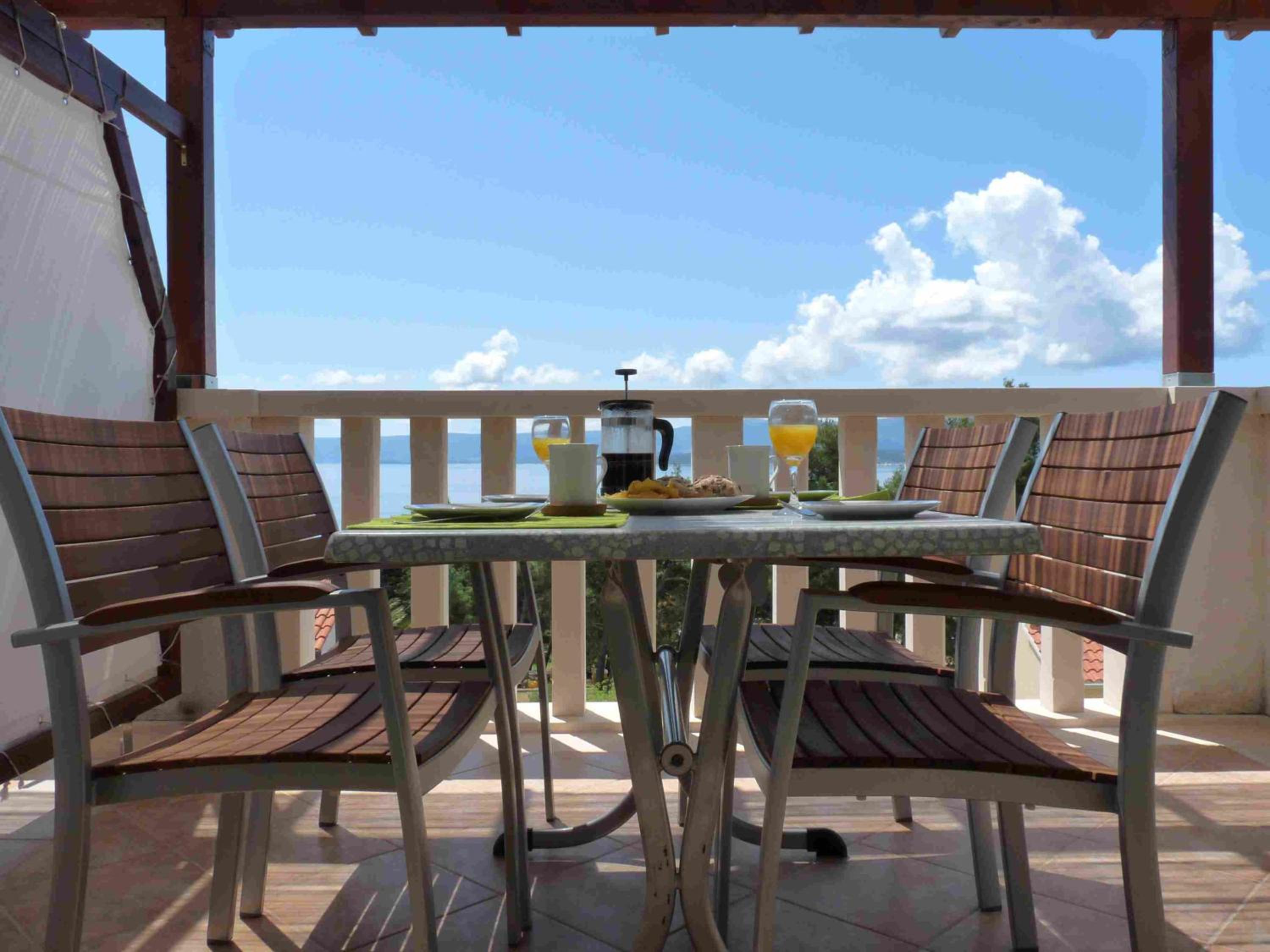 Apartment with Balcony and Sea View
