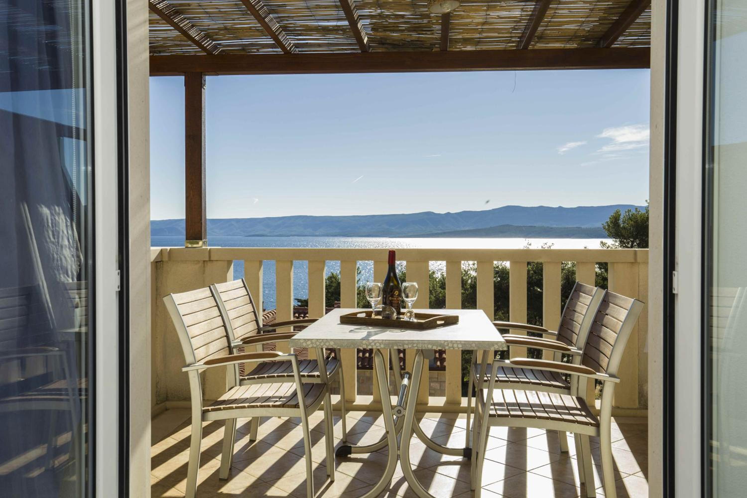Apartment with Balcony and Sea View