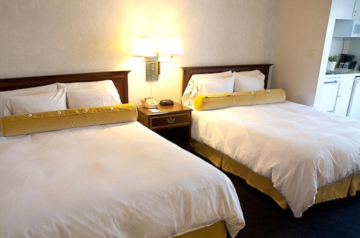 Queen Room with Two Queen Beds with City View  - Photo 3