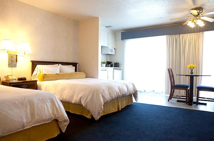 Queen Room with Two Queen Beds with City View  - Photo 1