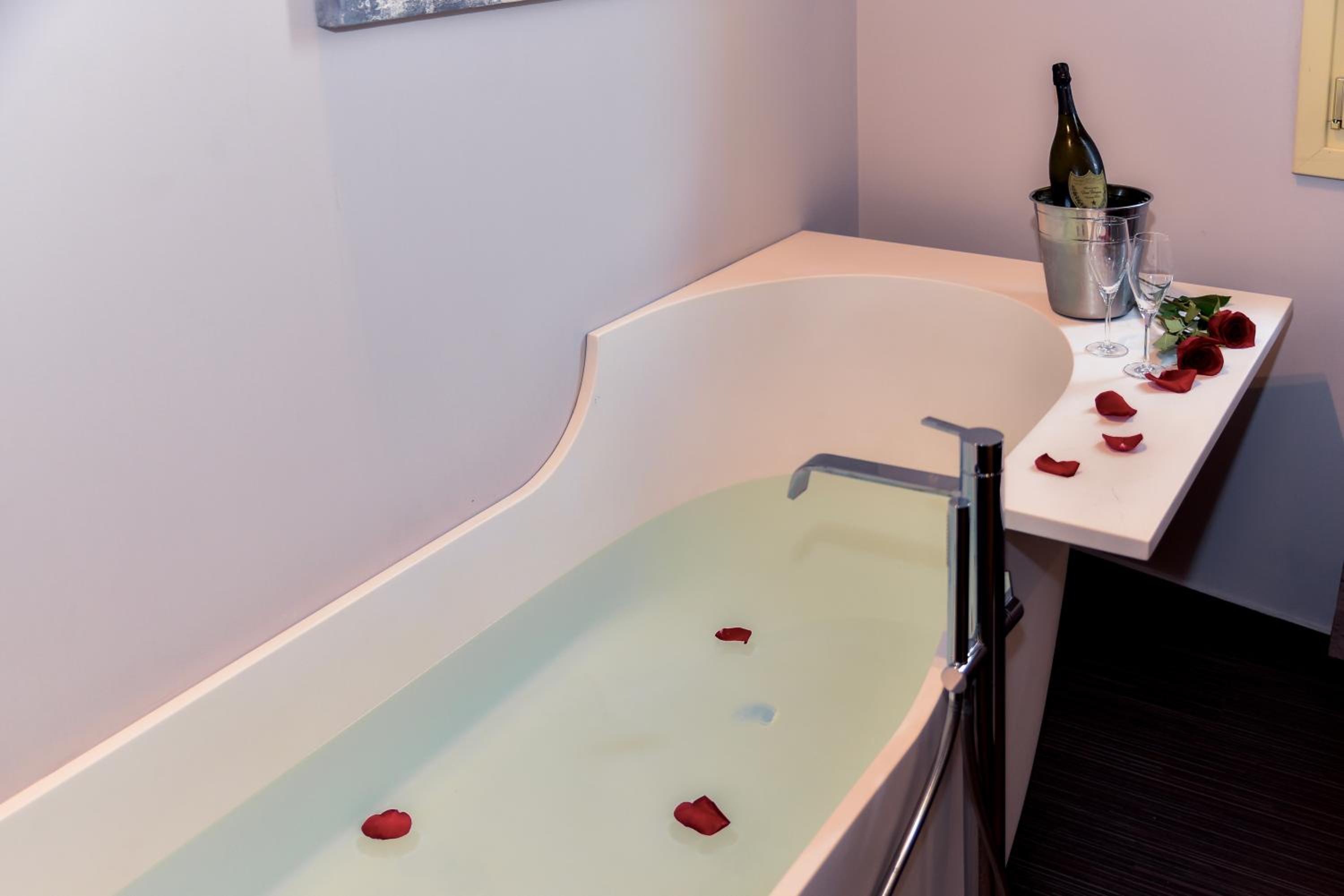 King Suite with Balcony - Photo 30