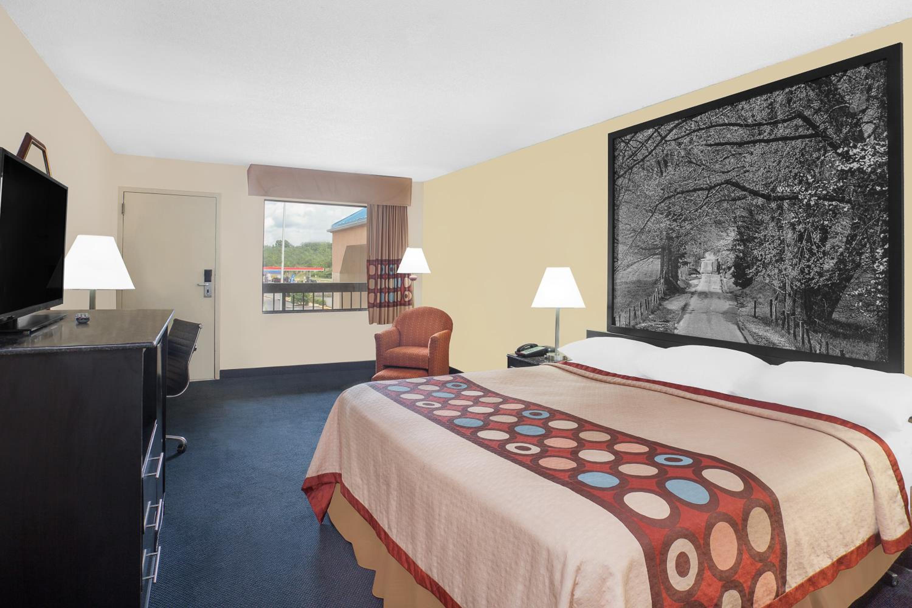 King Room - Non-Smoking - Photo 4
