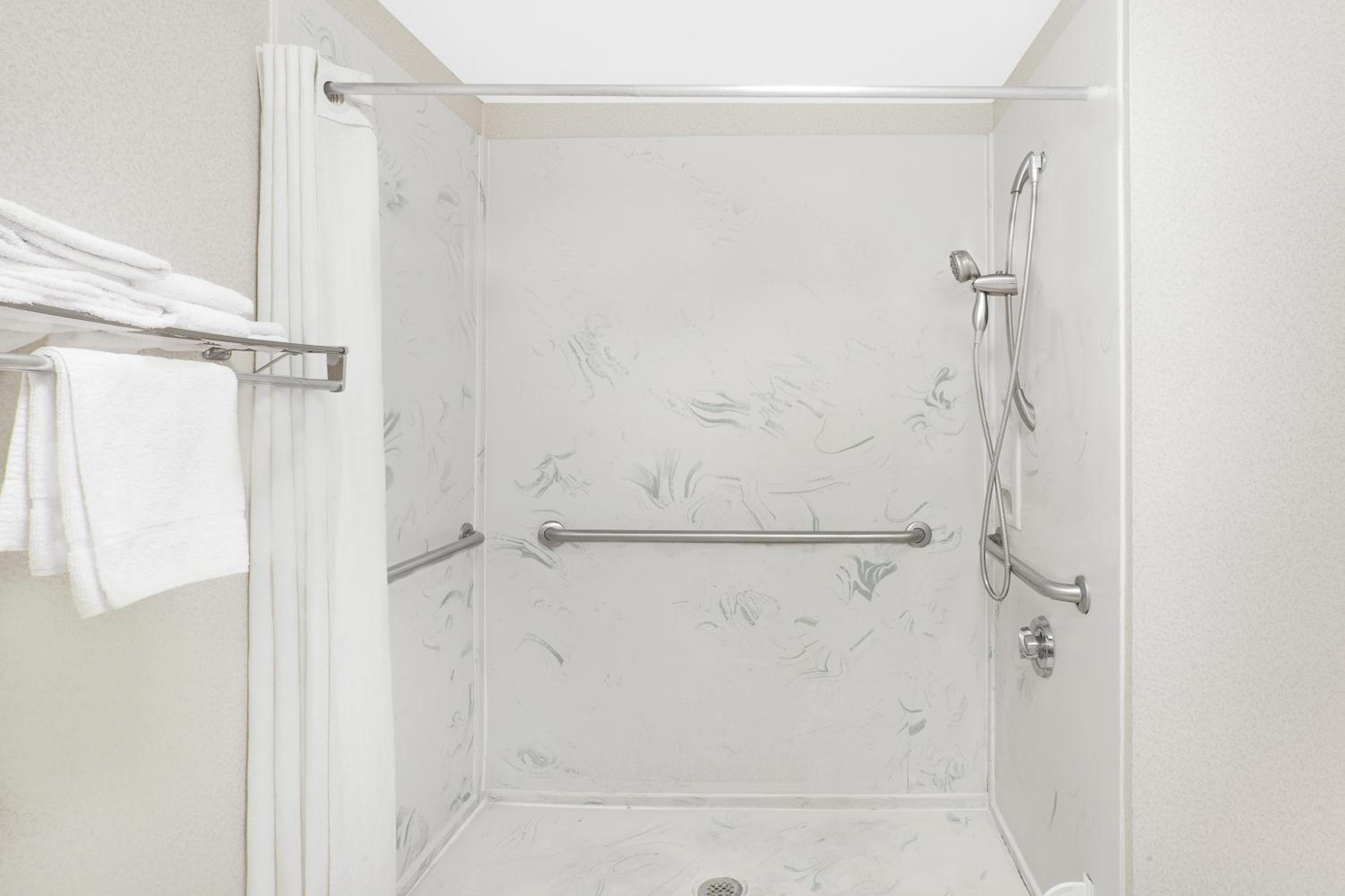 King Room with Walk-In Shower - Mobility Accessible/Non-Smoking - Photo 2
