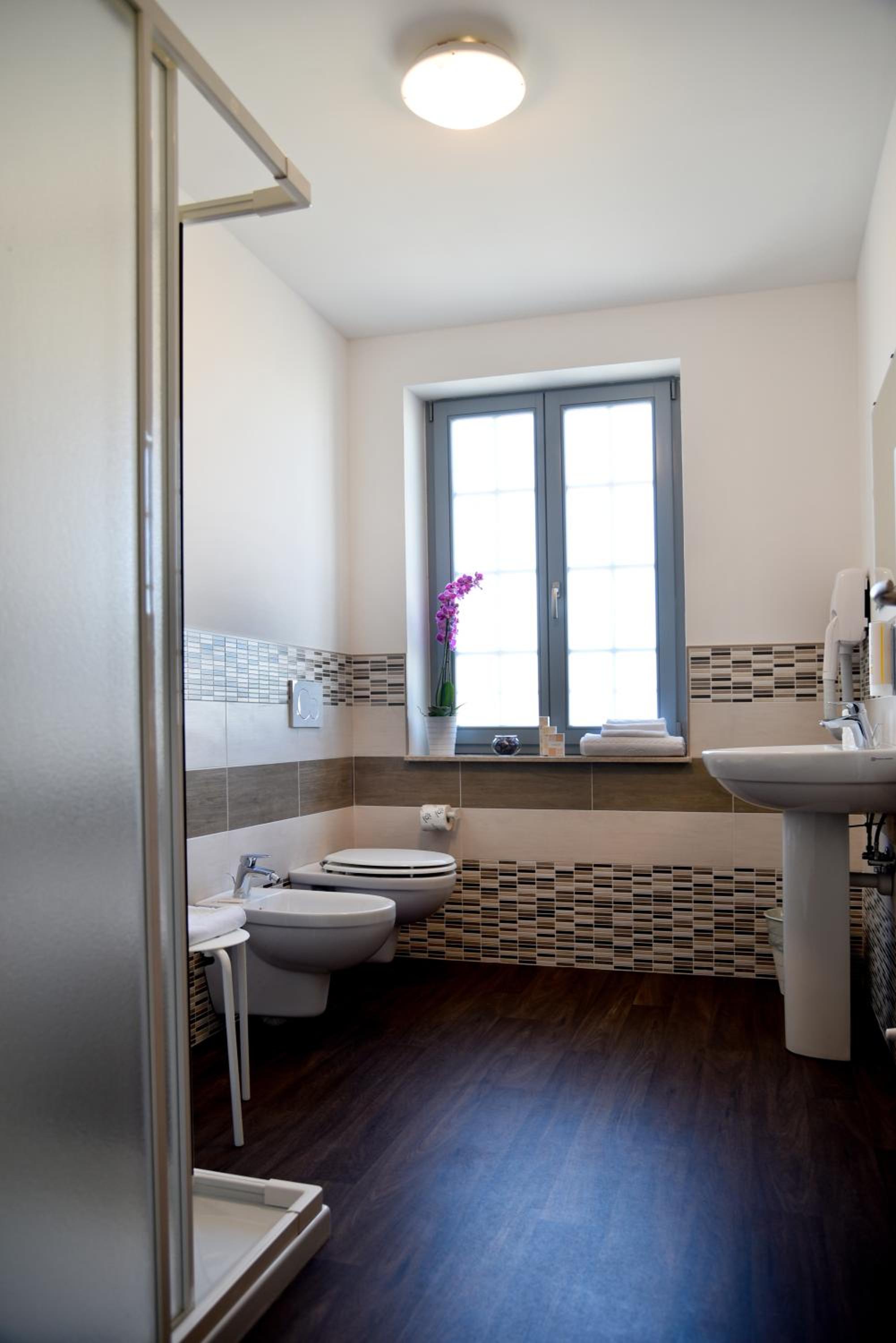 Single Room with Private Bathroom photo 2