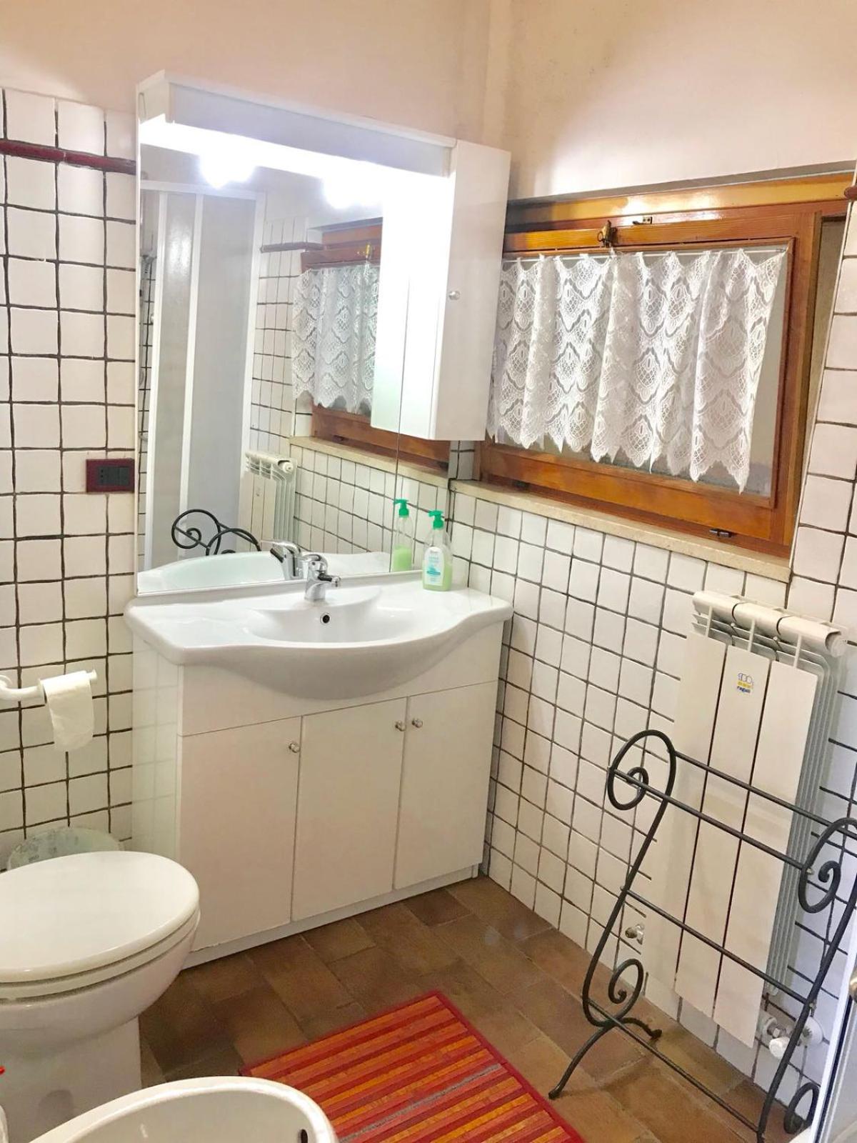 Double Room with Private Bathroom - Photo 4