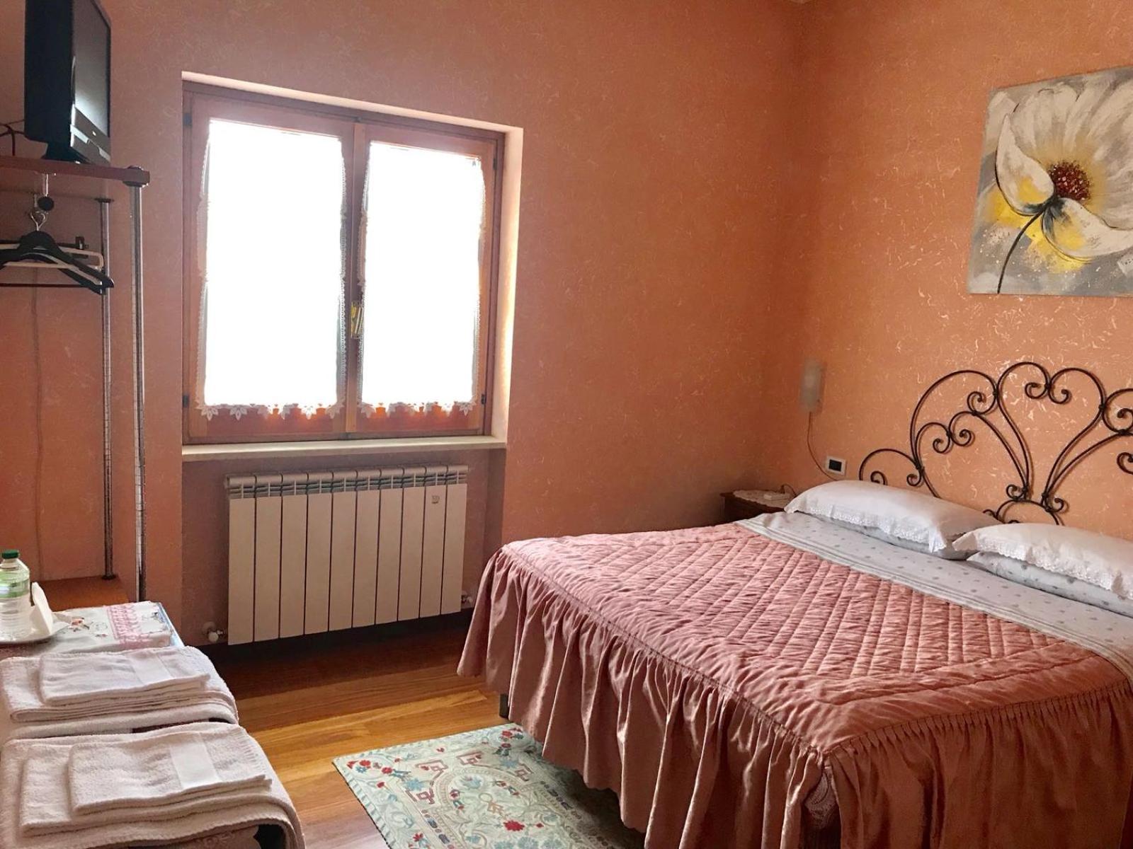 Double Room with Private Bathroom - Photo 2