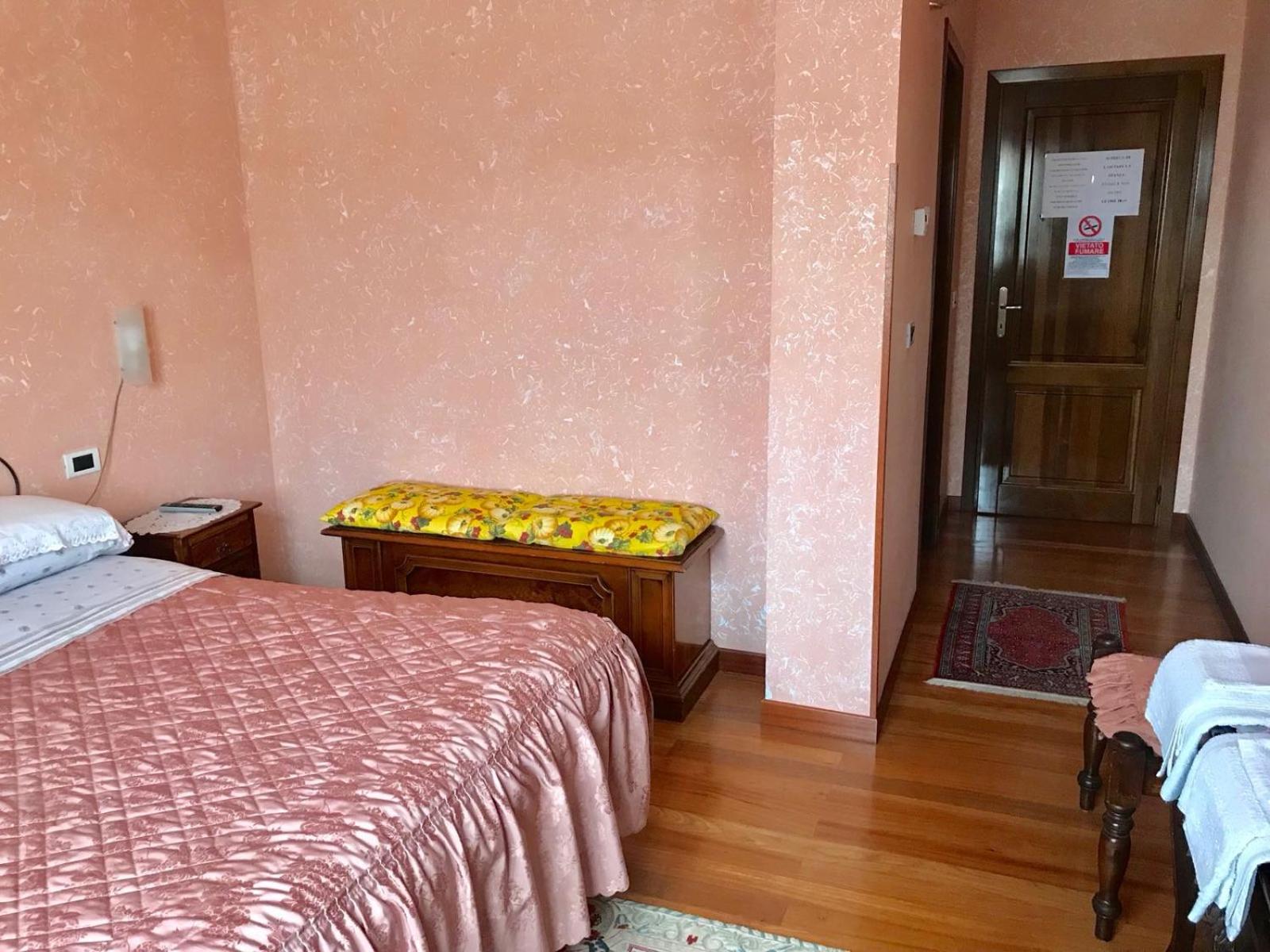 Double Room with Private Bathroom - Photo 6