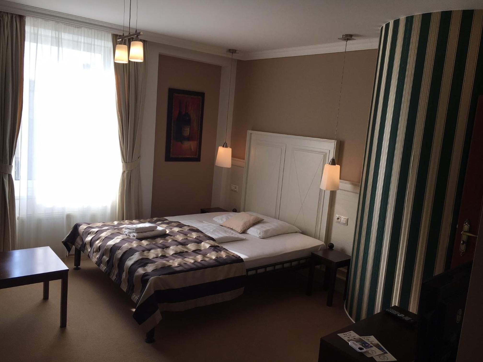 Large Double Room - Photo 13