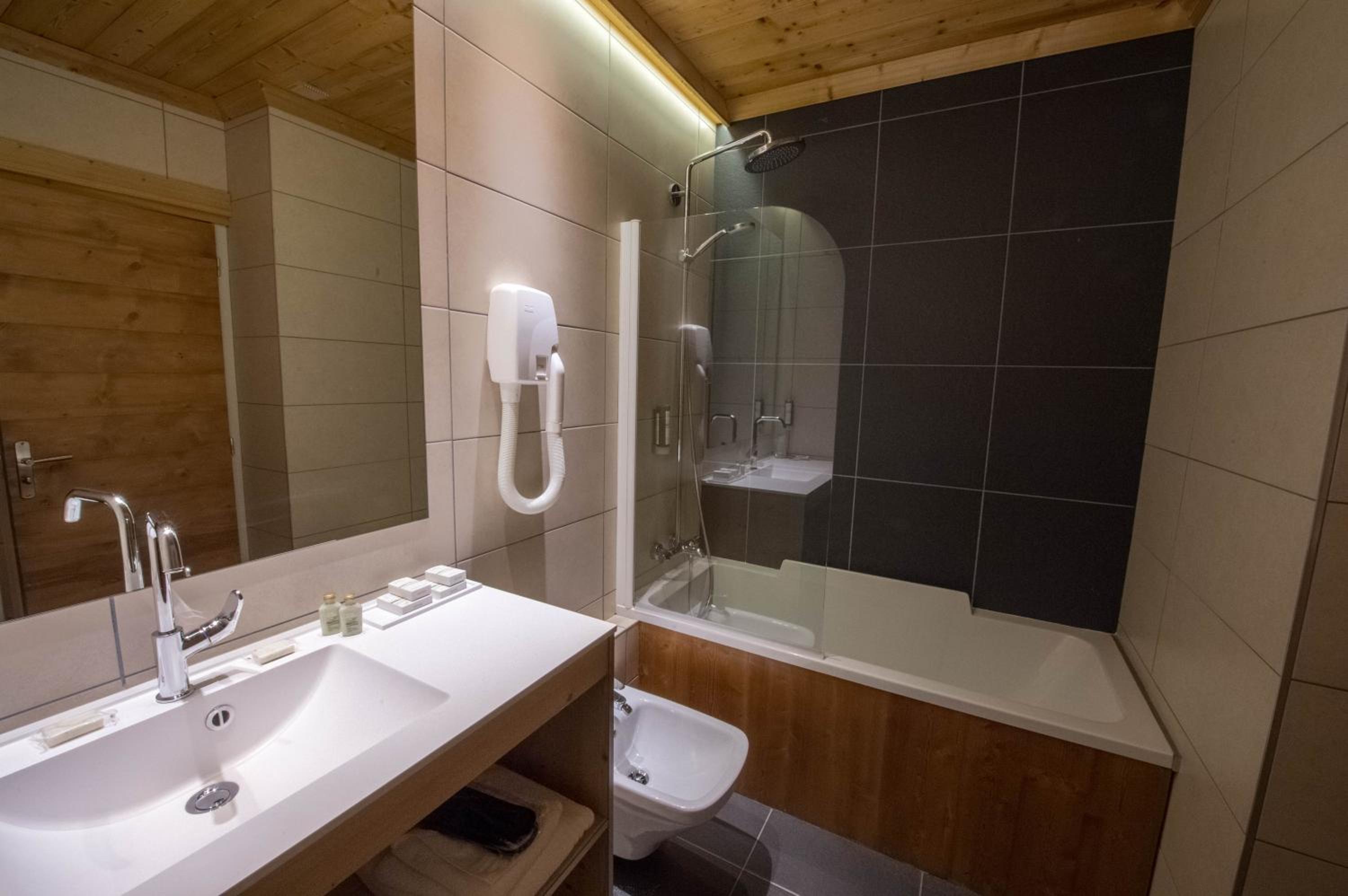 Superior Twin Room- Free Spa Access - Photo 7