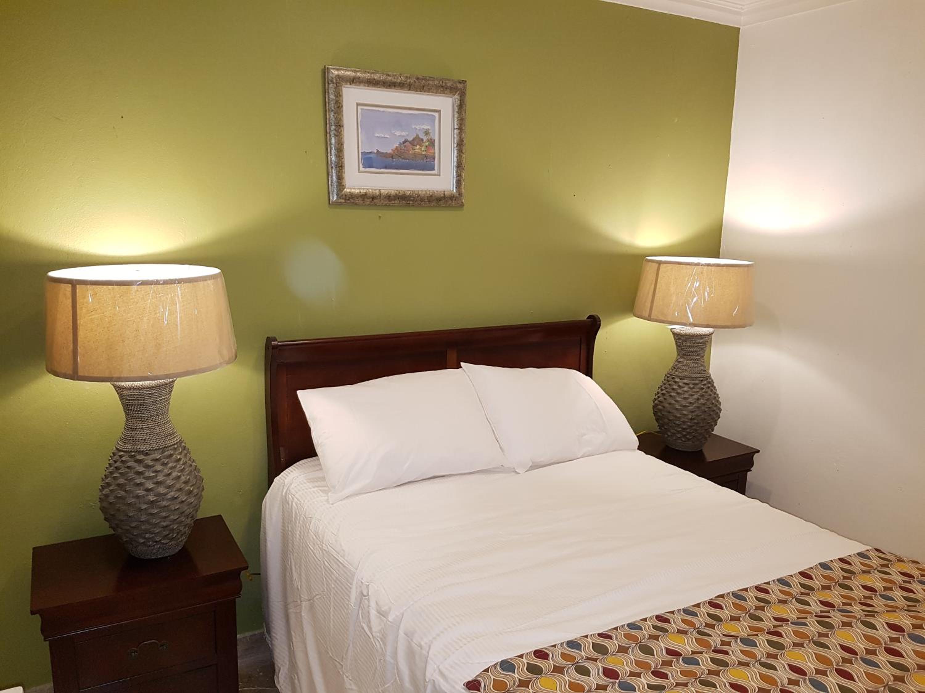 Queen Room photo 2