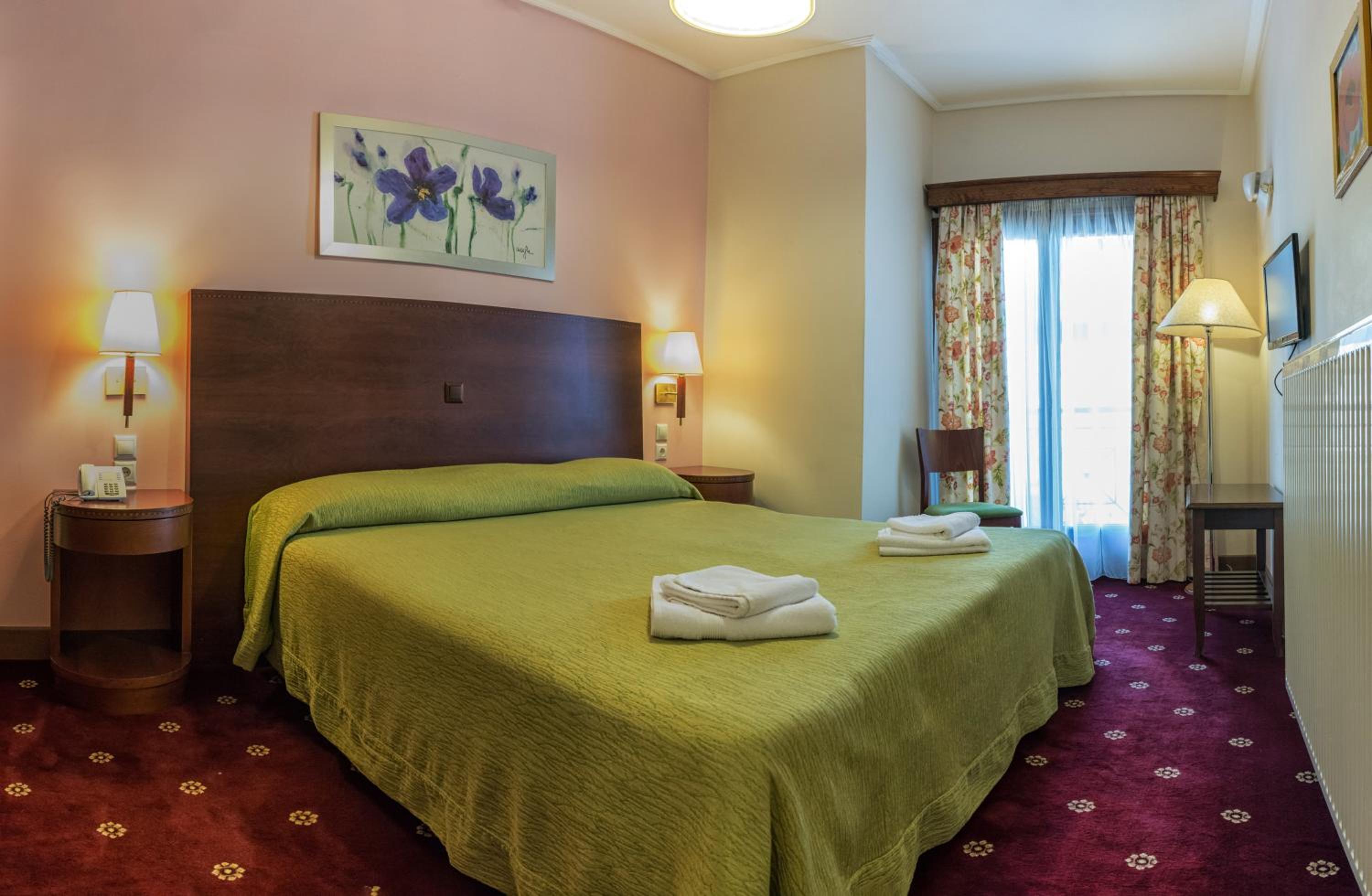 Double or Twin Room with City View - Photo 2
