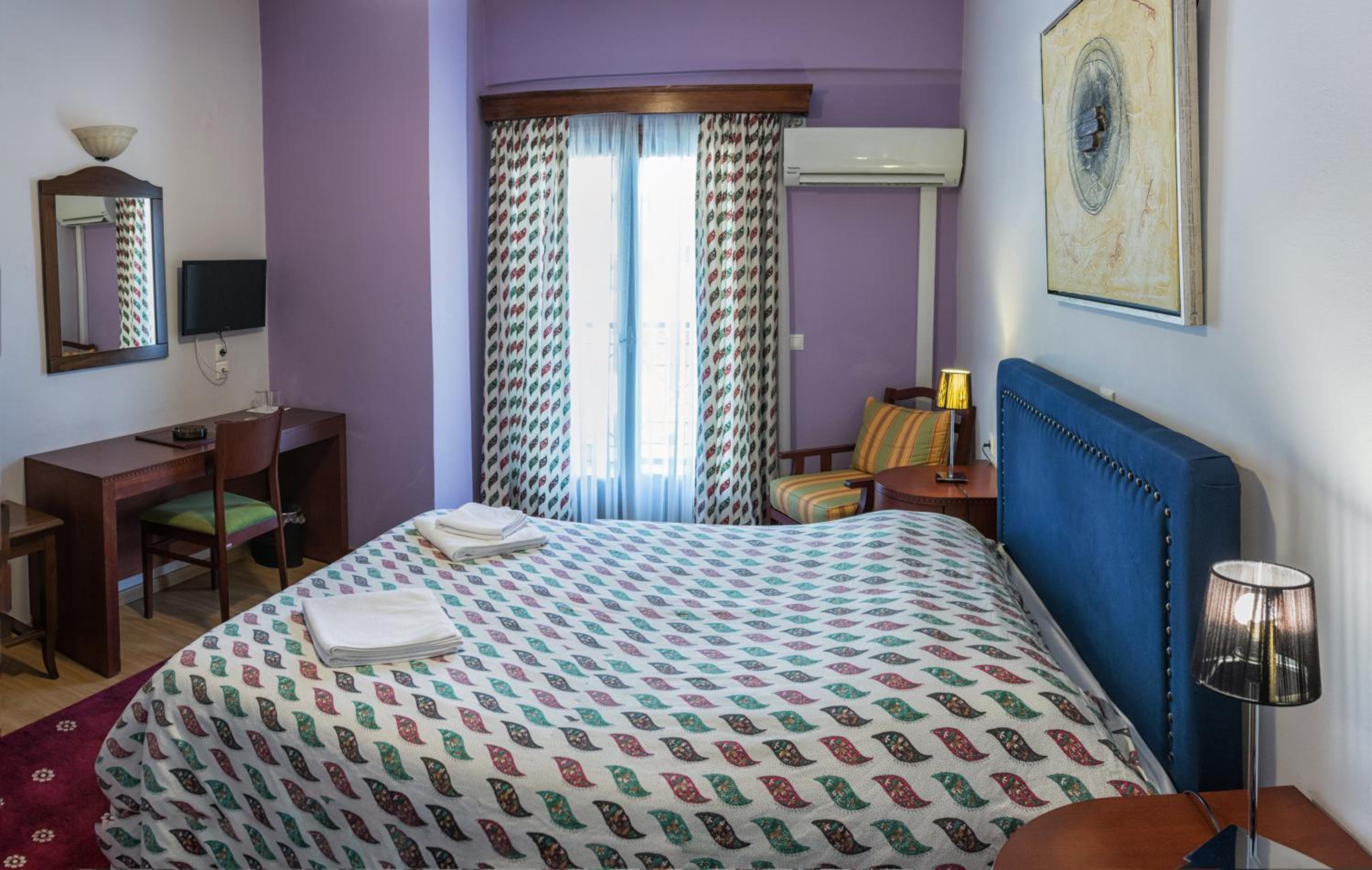 Double or Twin Room with City View - Photo 4