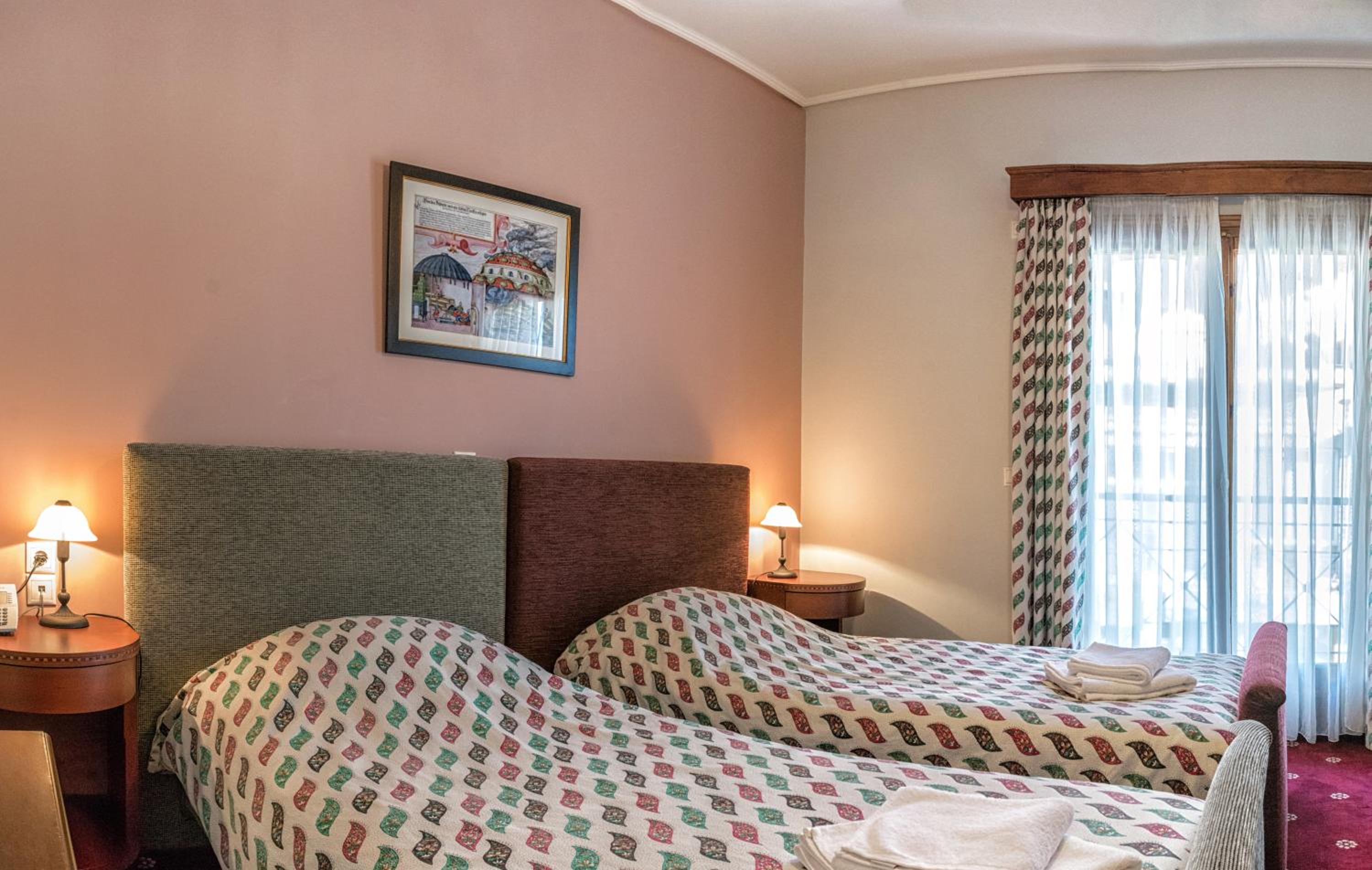 Double or Twin Room with City View - Photo 3