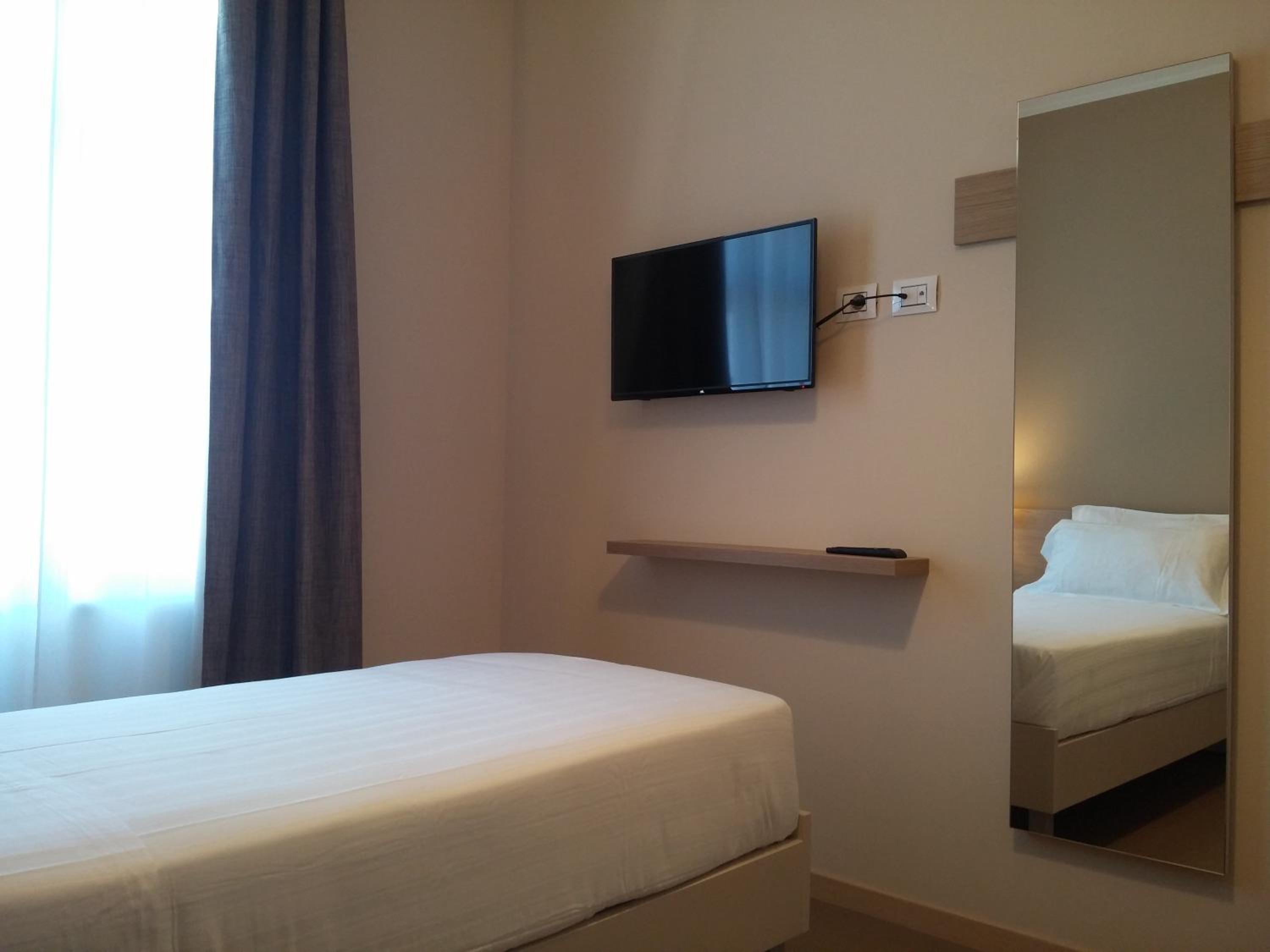 Single Room with Private Bathroom photo 1