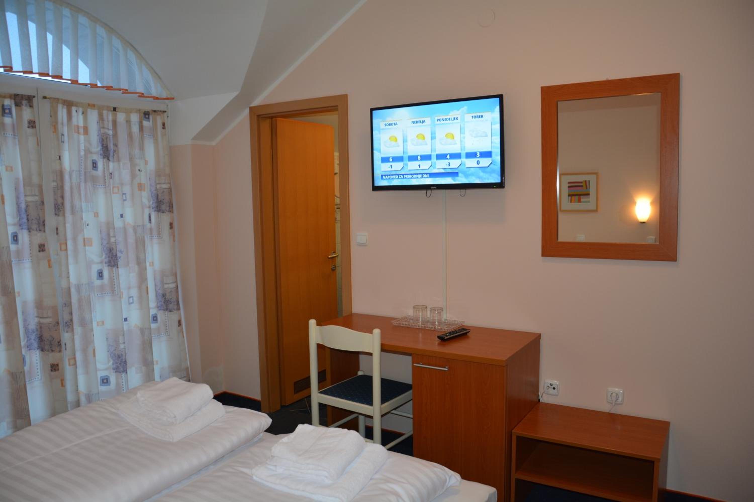 Deluxe Double Room with Balcony photo 3