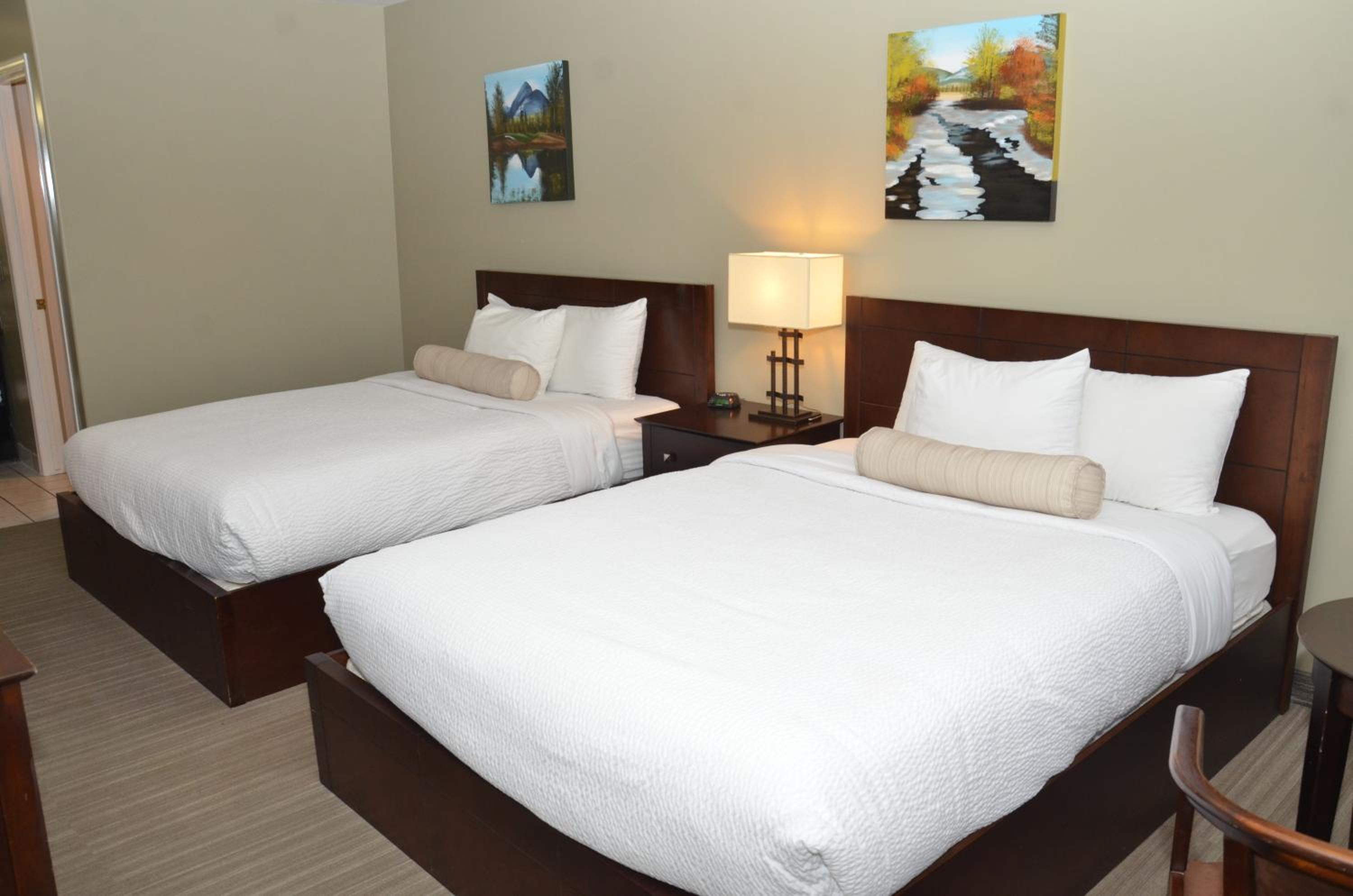Queen Room with Two Queen Beds - Non-Smoking - Photo 2