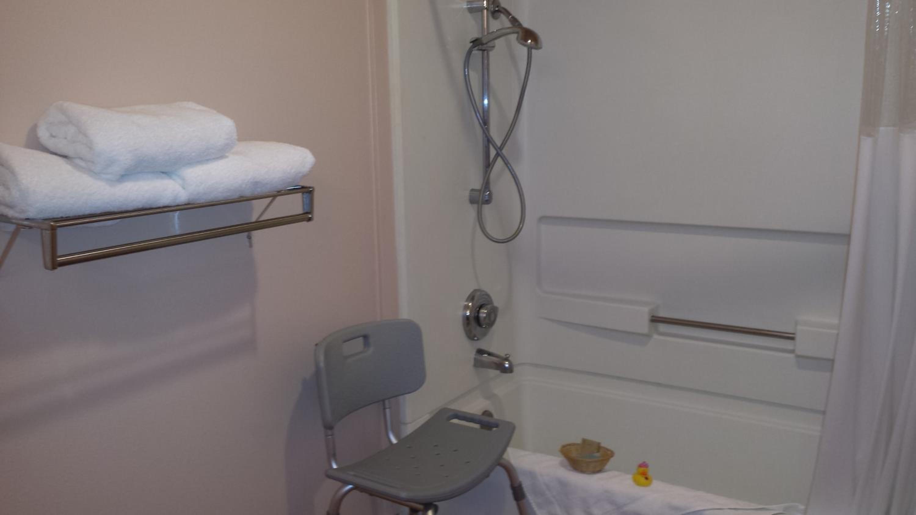 Queen Room with Two Queen Beds - Disability Access photo 3