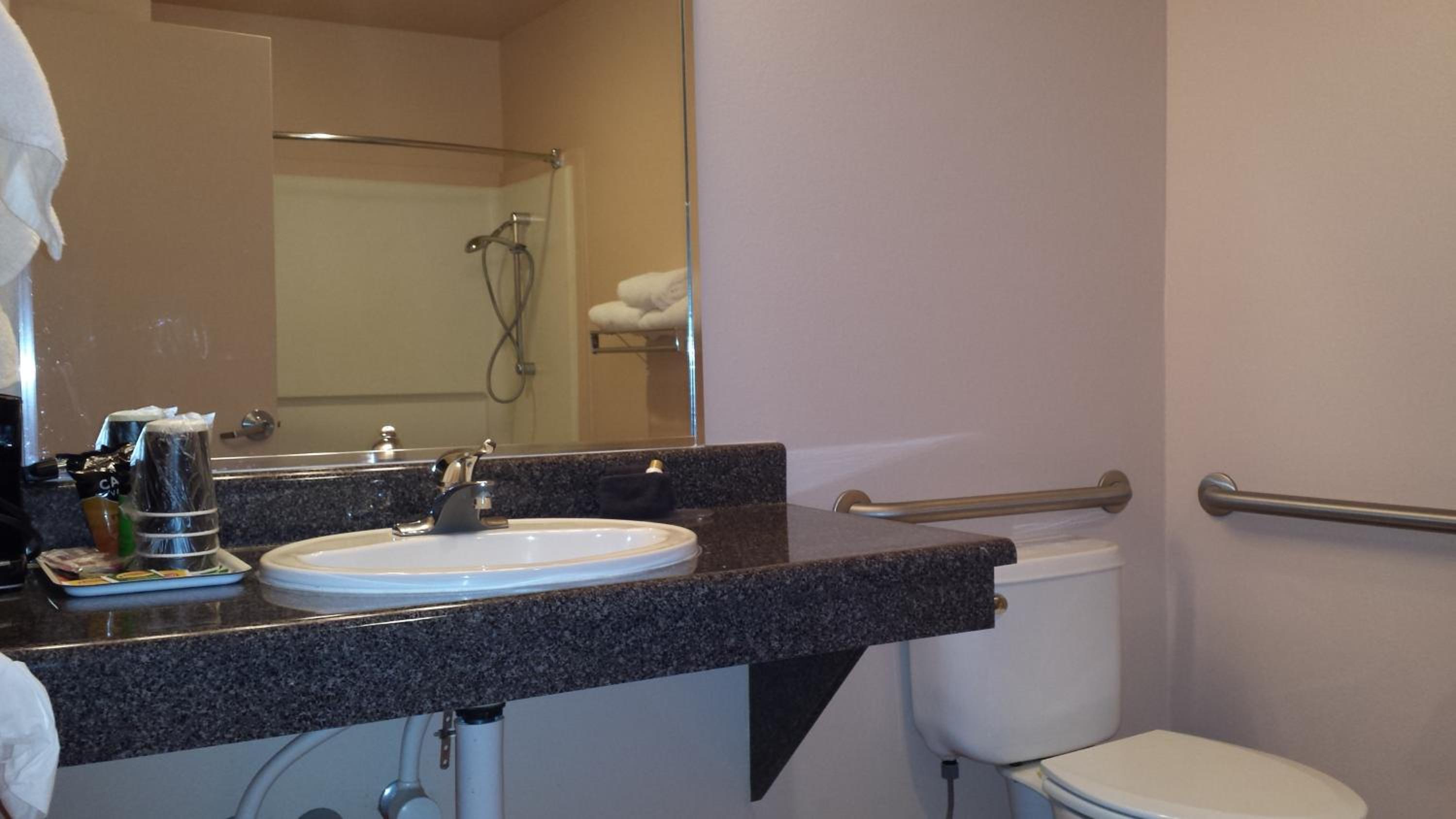 Queen Room with Two Queen Beds - Disability Access photo 2