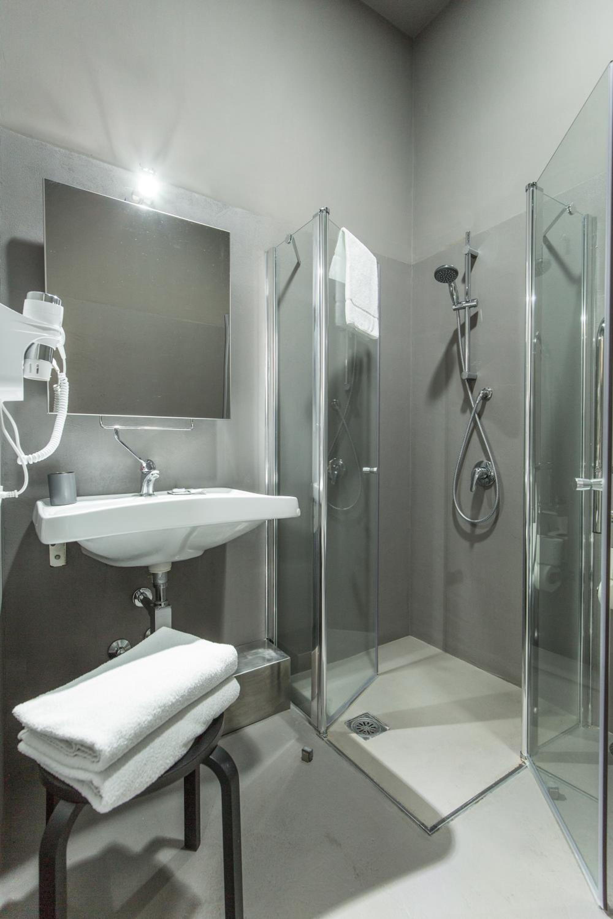 Double or Twin Room - Photo 6