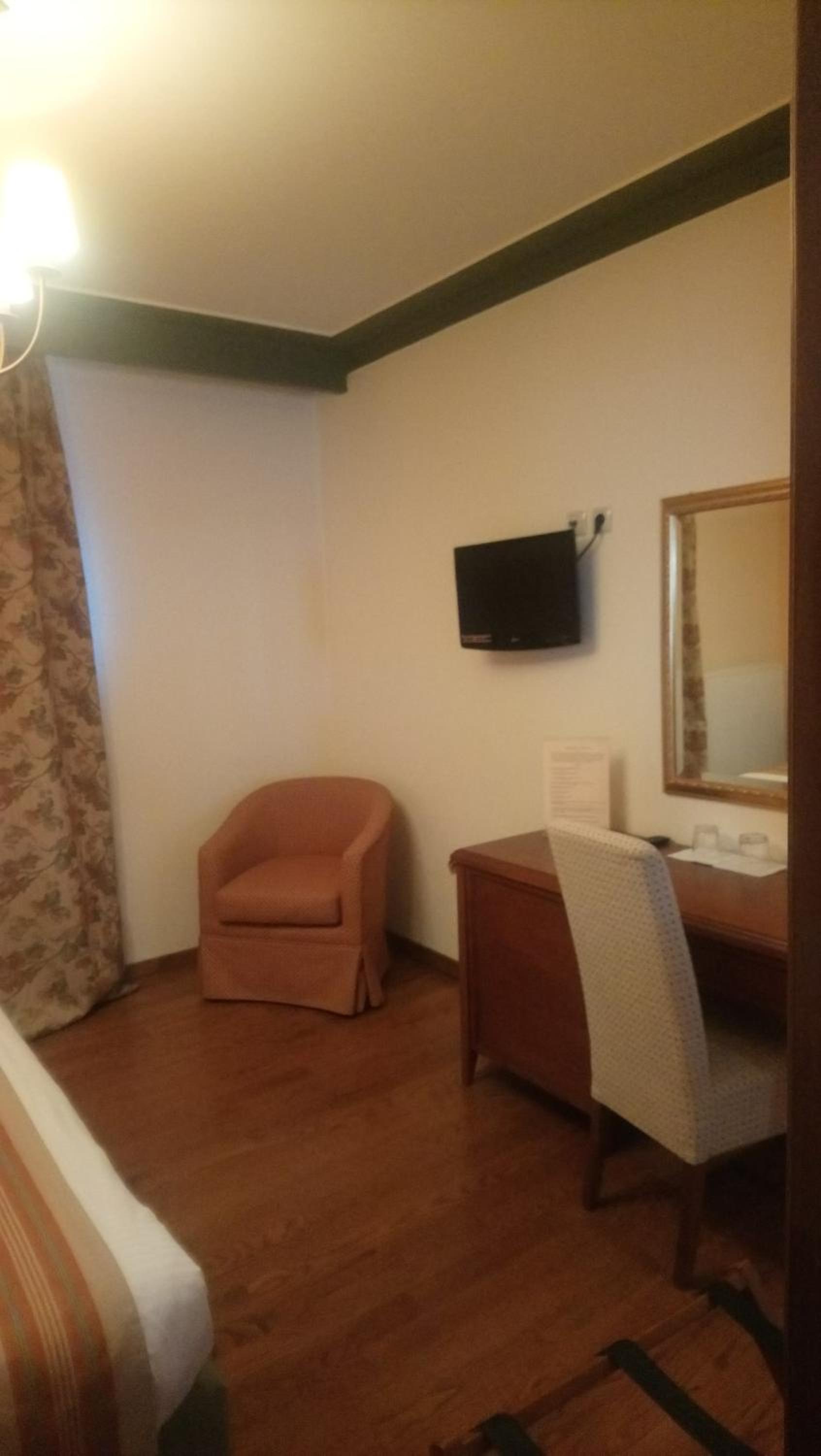 Double or Twin Room - Photo 4
